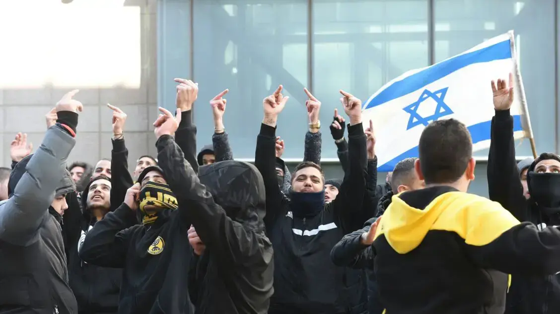 הפגנה למען החייל אלאור אזריה בעת הכרעת דינו, קריה, תל אביב. ינואר 2017 הפגנה למען החייל אלאור אזריה בעת הכרעת דינו, קריה, תל אביב. ינואר 2017