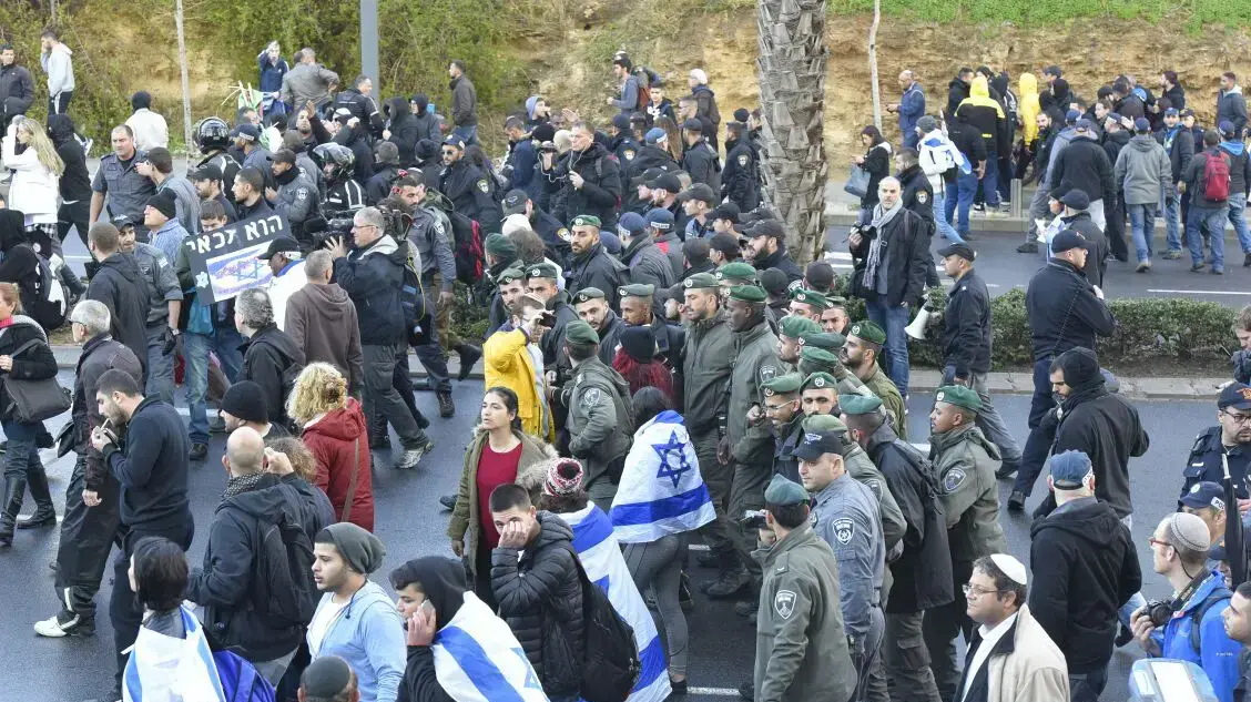 הפגנה למען החייל אלאור אזריה בעת הכרעת דינו, קריה, תל אביב. ינואר 2017 הפגנה למען החייל אלאור אזריה בעת הכרעת דינו, קריה, תל אביב. ינואר 2017