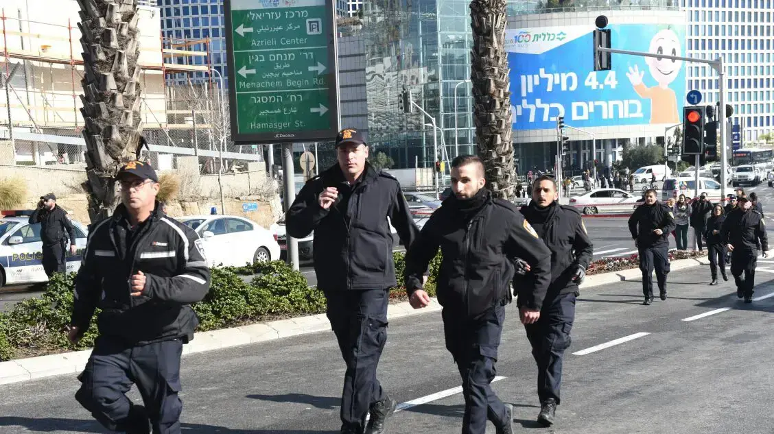 הפגנה למען החייל אלאור אזריה בעת הכרעת דינו, קריה, תל אביב. ינואר 2017 הפגנה למען החייל אלאור אזריה בעת הכרעת דינו, קריה, תל אביב. ינואר 2017