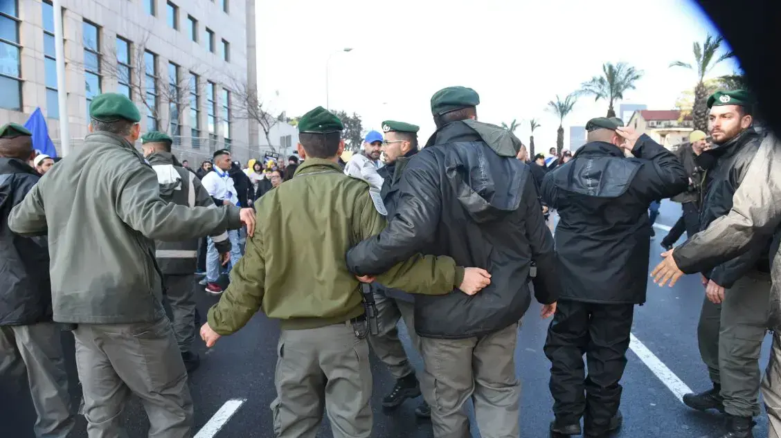 הפגנה למען החייל אלאור אזריה בעת הכרעת דינו, קריה, תל אביב. ינואר 2017 הפגנה למען החייל אלאור אזריה בעת הכרעת דינו, קריה, תל אביב. ינואר 2017