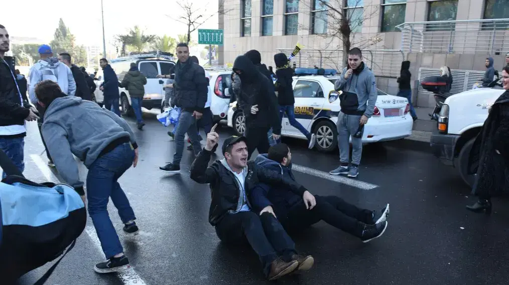 הפגנה למען החייל אלאור אזריה בעת הכרעת דינו, קריה, תל אביב. ינואר 2017 הפגנה למען החייל אלאור אזריה בעת הכרעת דינו, קריה, תל אביב. ינואר 2017