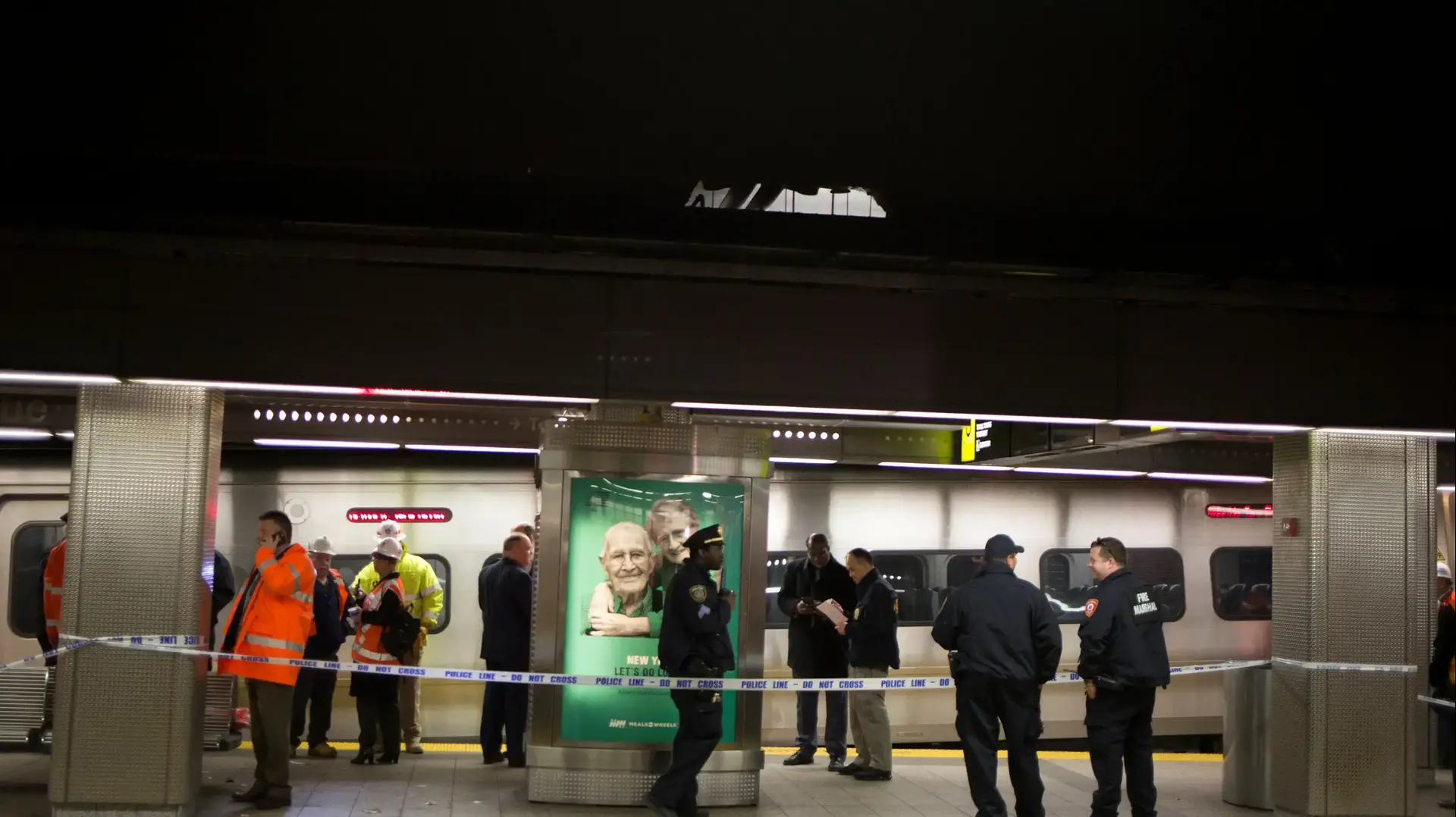 נושא: רכבת סטתה מהמסילה בתחנת ברוקלין בניו יורק , ארצות הברית 04 ינואר 2017