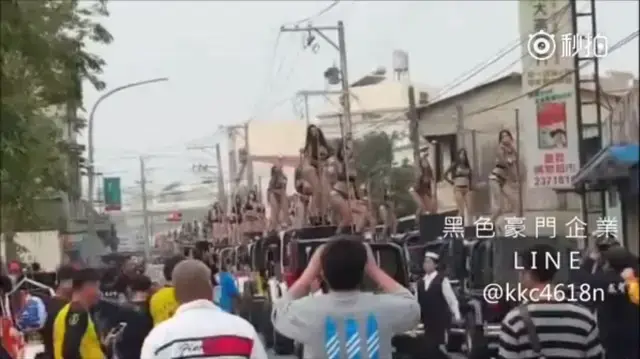 מסע הלוויה עם חשפניות