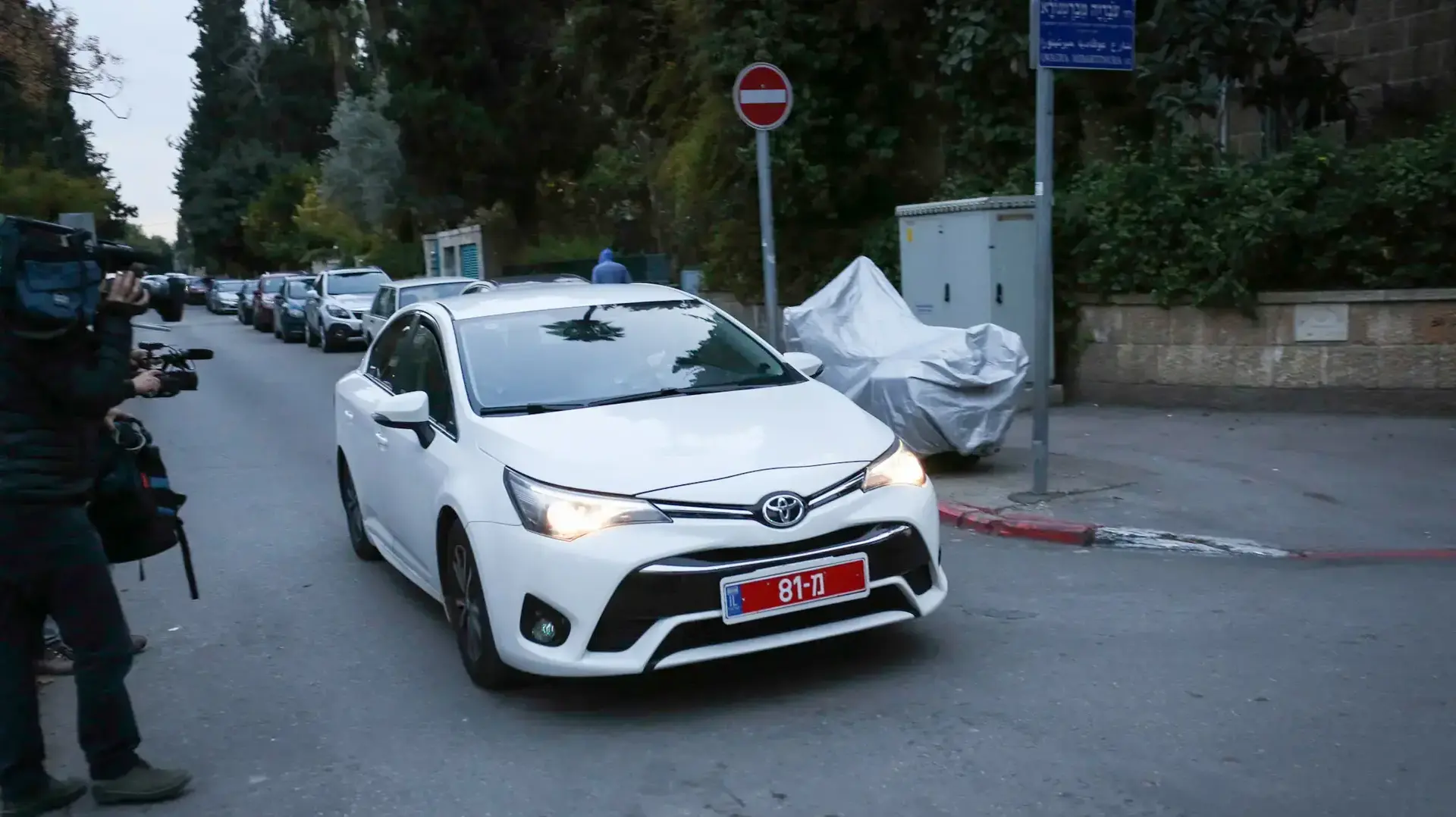 רכב משטרה נכנס למעון ראש הממשלה לקראת חקירת בנימין נתניהו. 5 בינואר 2017 רכב משטרה נכנס למעון ראש הממשלה לקראת חקירת בנימין נתניהו. 5 בינואר 2017