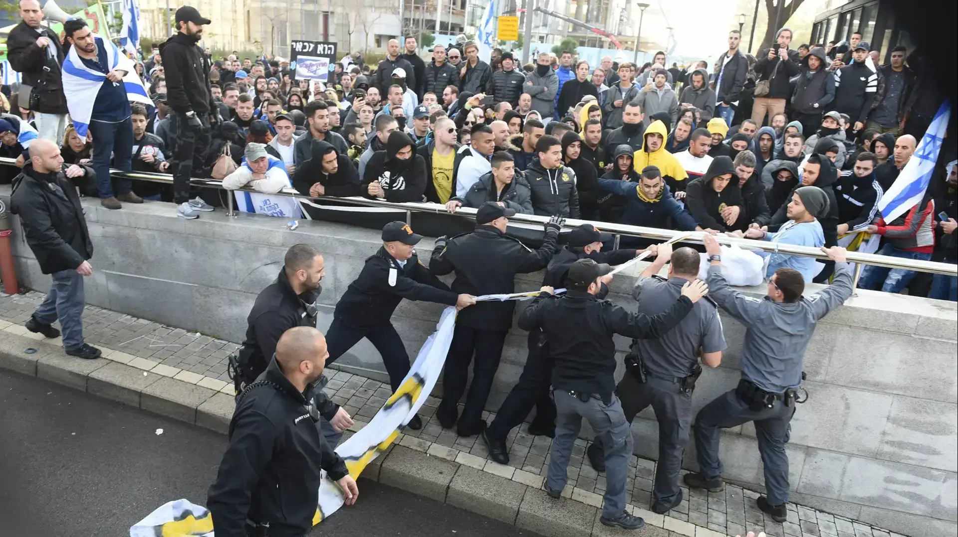 הפגנת תמיכה באלאור אזריה, מחוץ לקריה בתל אביב במהלך הכרעת דינו. 4 בינואר 2017 הפגנת תמיכה באלאור אזריה, מחוץ לקריה בתל אביב במהלך הכרעת דינו. 4 בינואר 2017