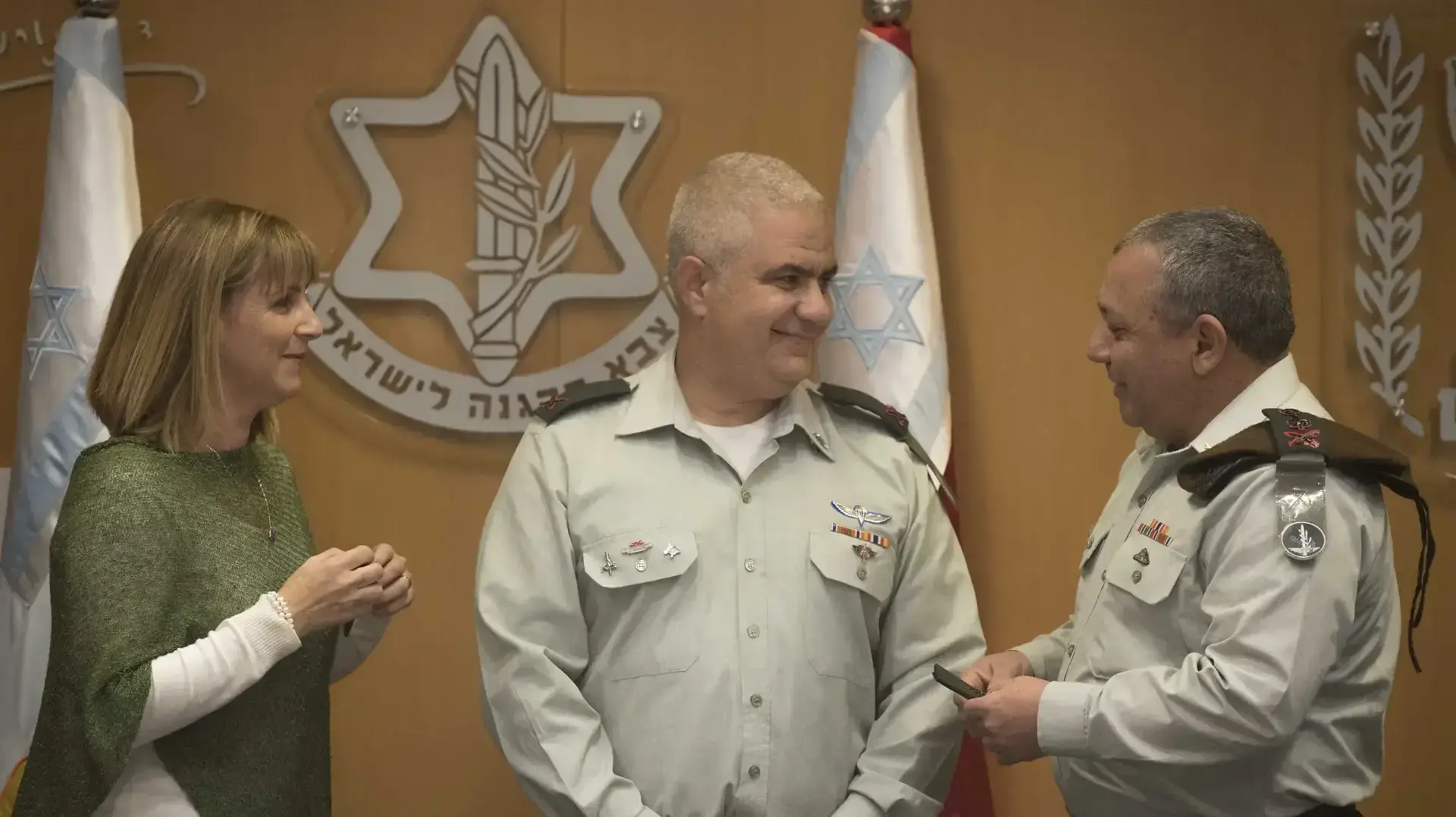 תא"ל מוטי אלמוז הועלה בדרגה ונכנס לתפקיד ראש אכ"א, ינואר 2017 תא"ל מוטי אלמוז הועלה בדרגה ונכנס לתפקיד ראש אכ"א, ינואר 2017