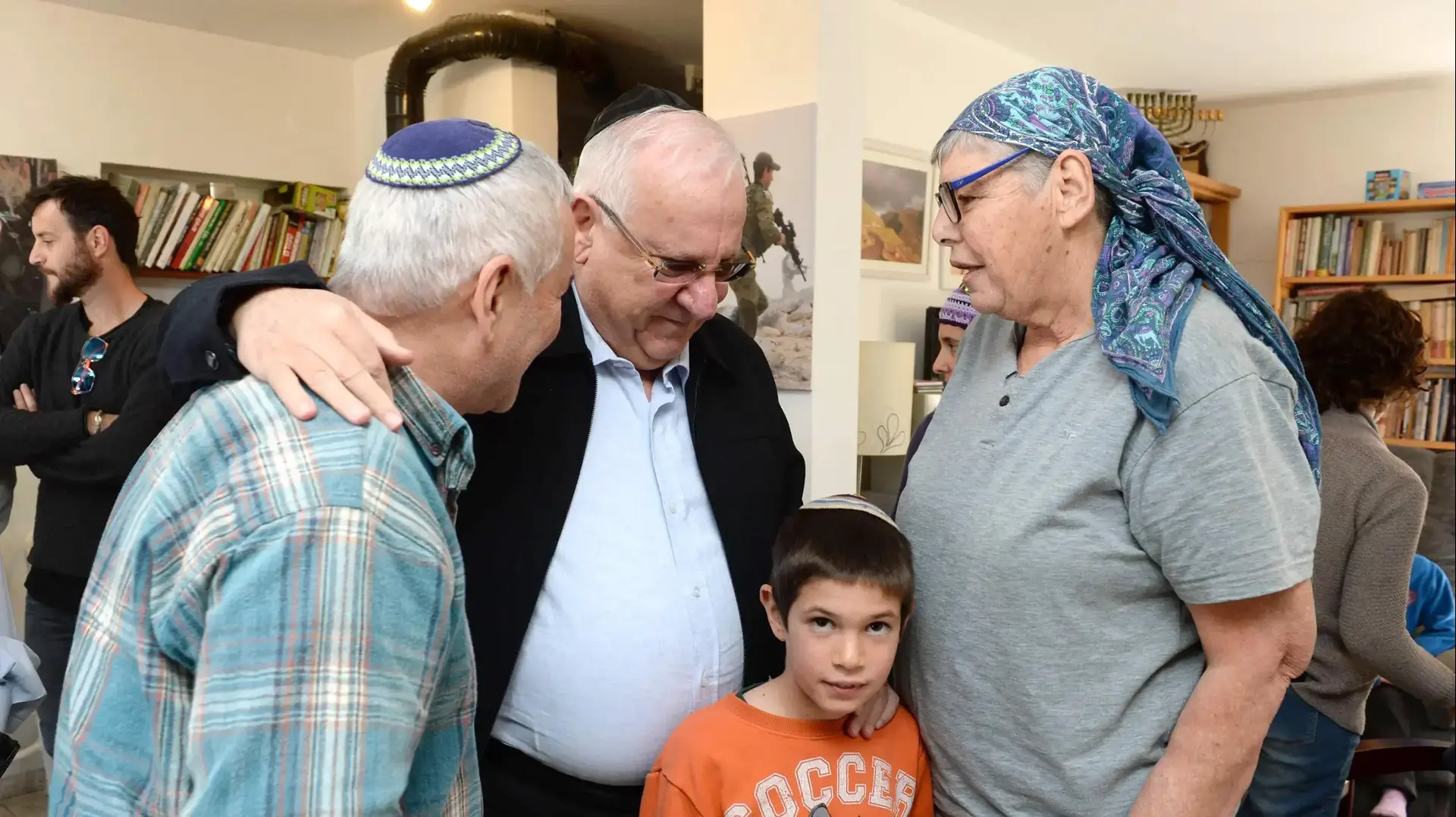נשיא המדינה ראובן ריבלין בביקור תנחומים אצל משפחתו של חגי בן ארי, 6 בינואר 2016