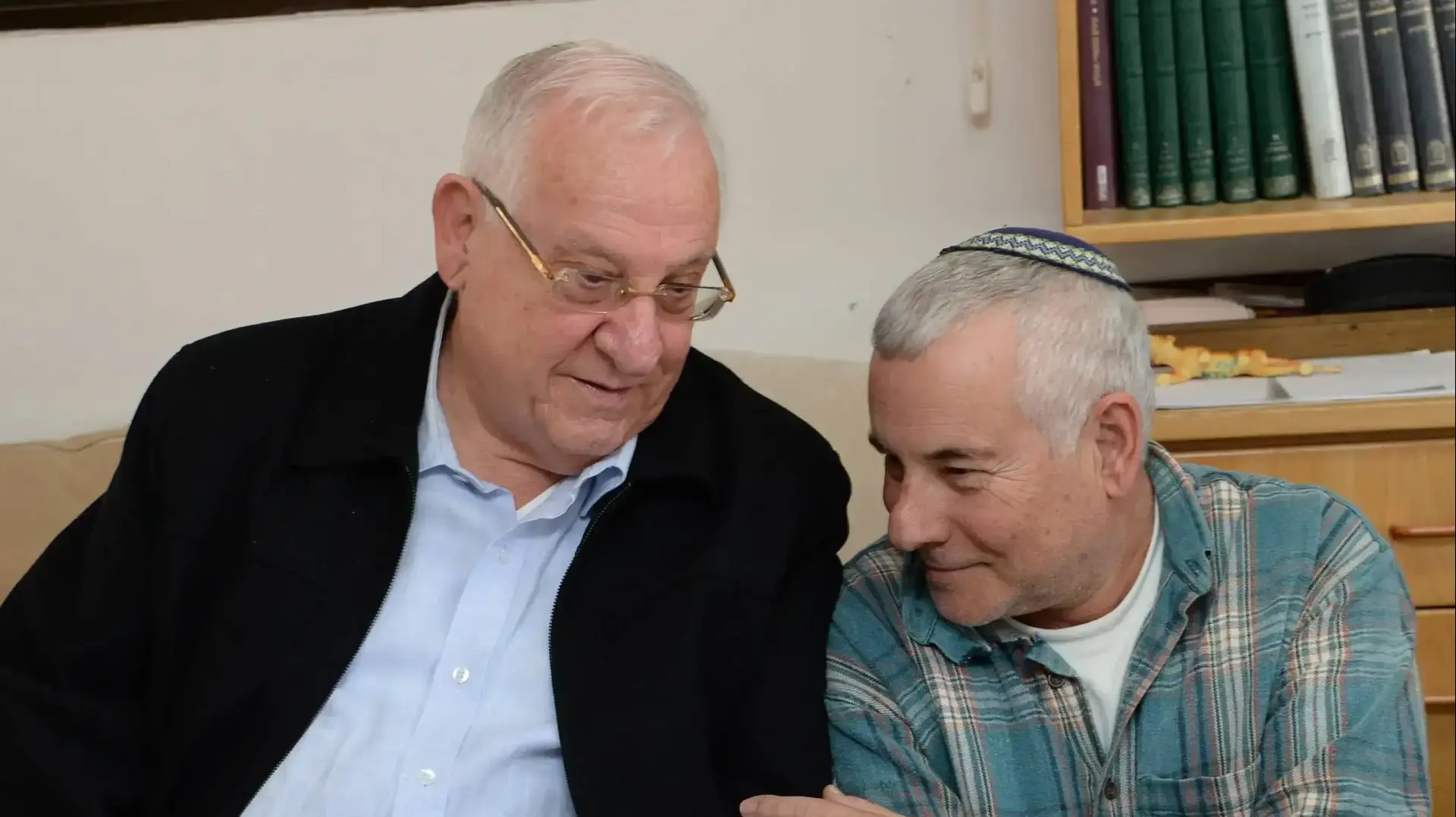 נשיא המדינה ראובן ריבלין בביקור תנחומים אצל משפחתו של חגי בן ארי, 6 בינואר 2016