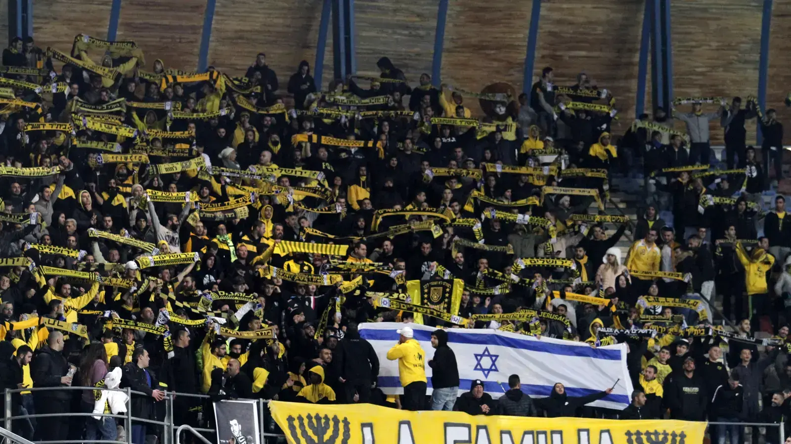 אוהדי בית"ר ירושלים, שלט לה פמיליה אוהדי בית"ר ירושלים, שלט לה פמיליה