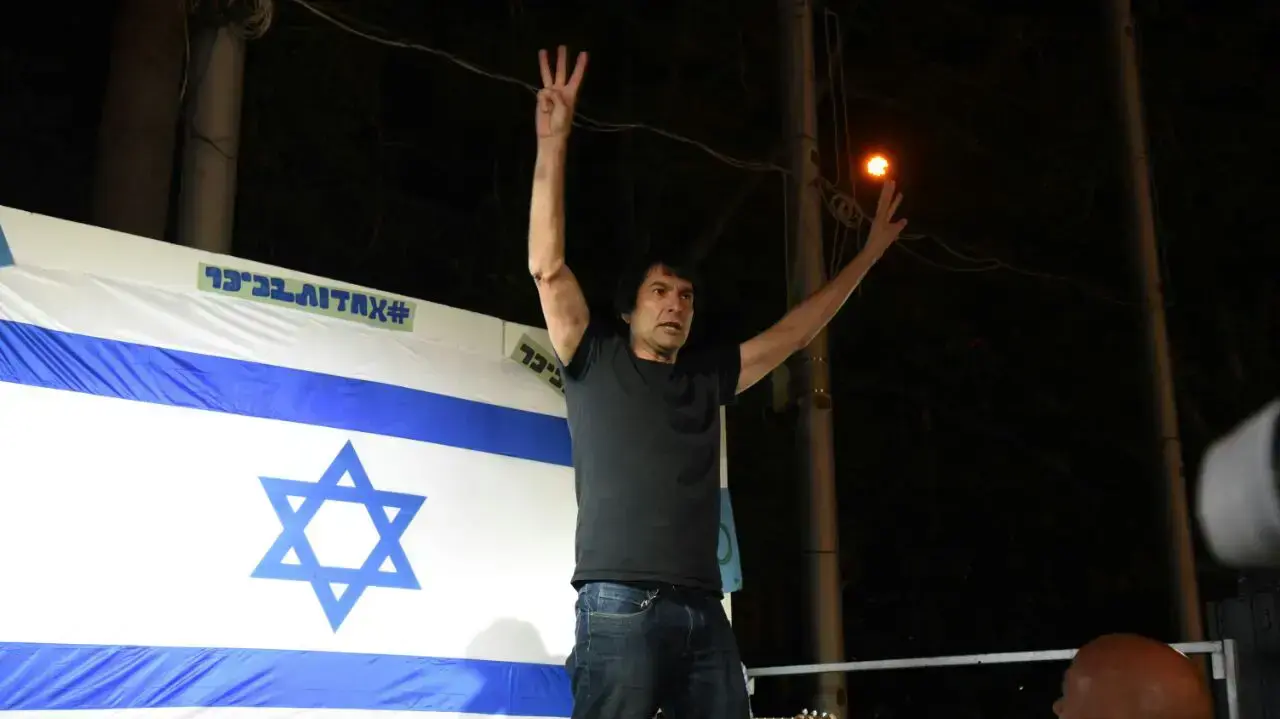 ראש העמותה למען שחרור אלאור אזריה הצתפרץ לבמה בעצרת שיזם פצוע מצוק איתן זיו שילון בכיכר רבין, 7 בינואר 2017 ראש העמותה למען שחרור אלאור אזריה הצתפרץ לבמה בעצרת שיזם פצוע מצוק איתן זיו שילון בכיכר רבין, 7 בינואר 2017