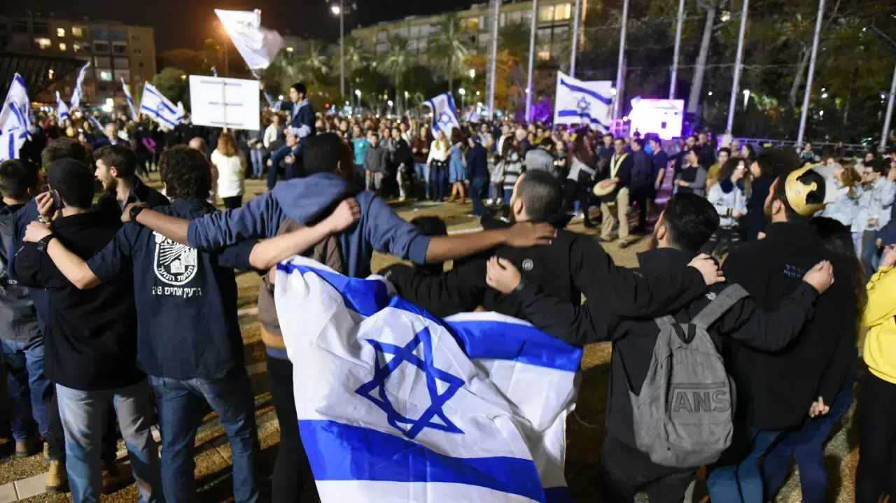 חניכי ופעילי בני עקיבא בעצרת שיזם פצוע מצוק איתן זיו שילון בכיכר רבין, 7 בינואר 2017 חניכי ופעילי בני עקיבא בעצרת שיזם פצוע מצוק איתן זיו שילון בכיכר רבין, 7 בינואר 2017