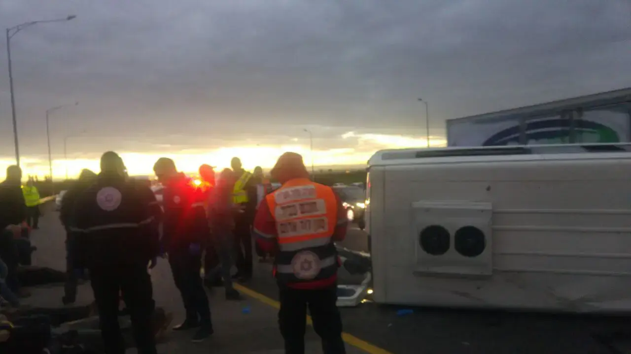 התהפכות כלי רכב מסחרי בכביש 1, באזור מחלף בן גוריון, ינואר 2017 התהפכות כלי רכב מסחרי בכביש 1, באזור מחלף בן גוריון, ינואר 2017