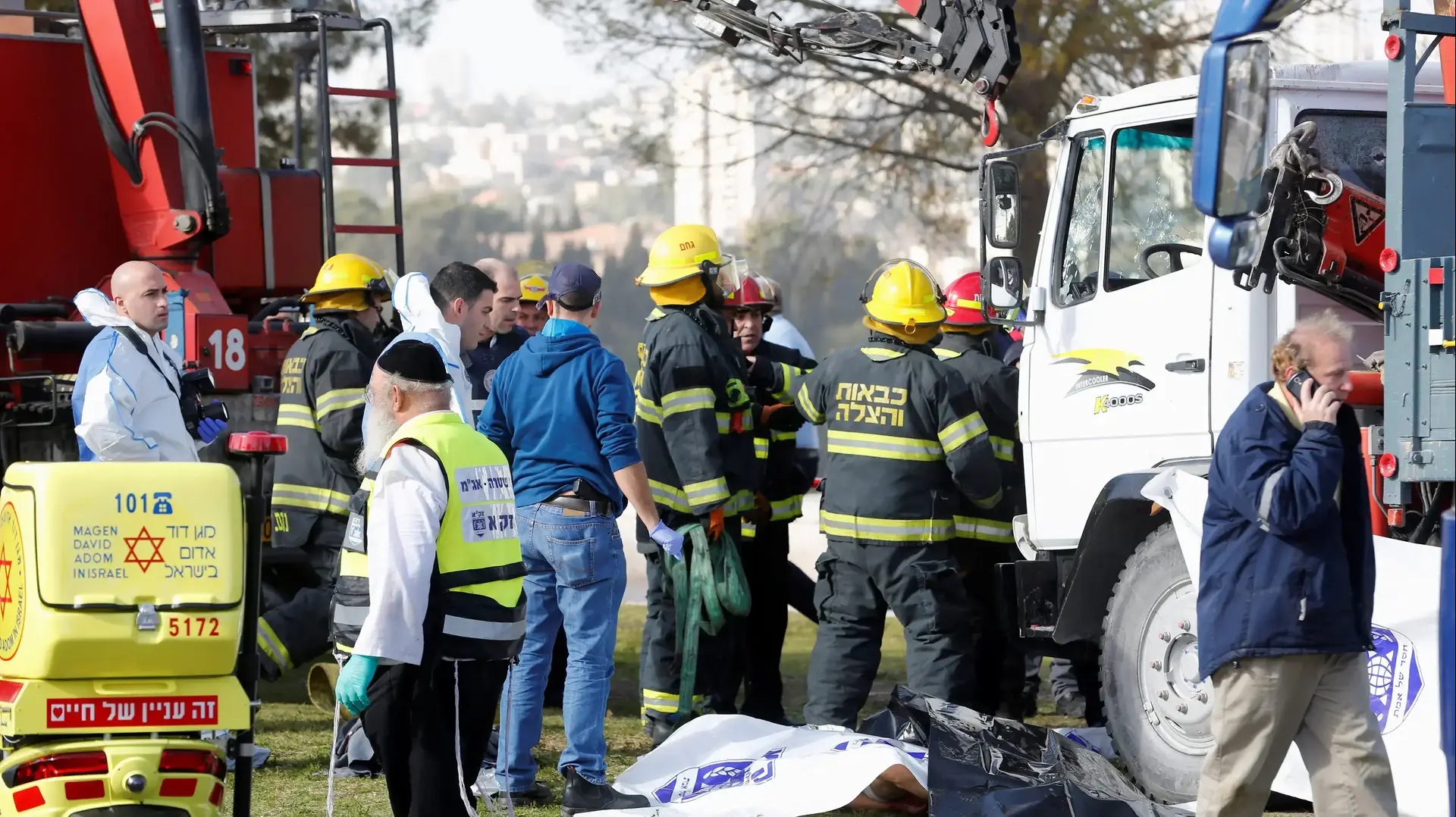 כוחות משטרה וכיבוי אש בזירת פיגוע הדריסה בשכונת ארמון הנציב בירושלים, 8 בינואר 2017 כוחות משטרה וכיבוי אש בזירת פיגוע הדריסה בשכונת ארמון הנציב בירושלים, 8 בינואר 2017