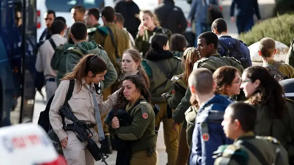 חיילות בזירת פיגוע הדריסה בשכונת ארמון הנציב בירושלים, 8 בינואר 2017 חיילות בזירת פיגוע הדריסה בשכונת ארמון הנציב בירושלים, 8 בינואר 2017