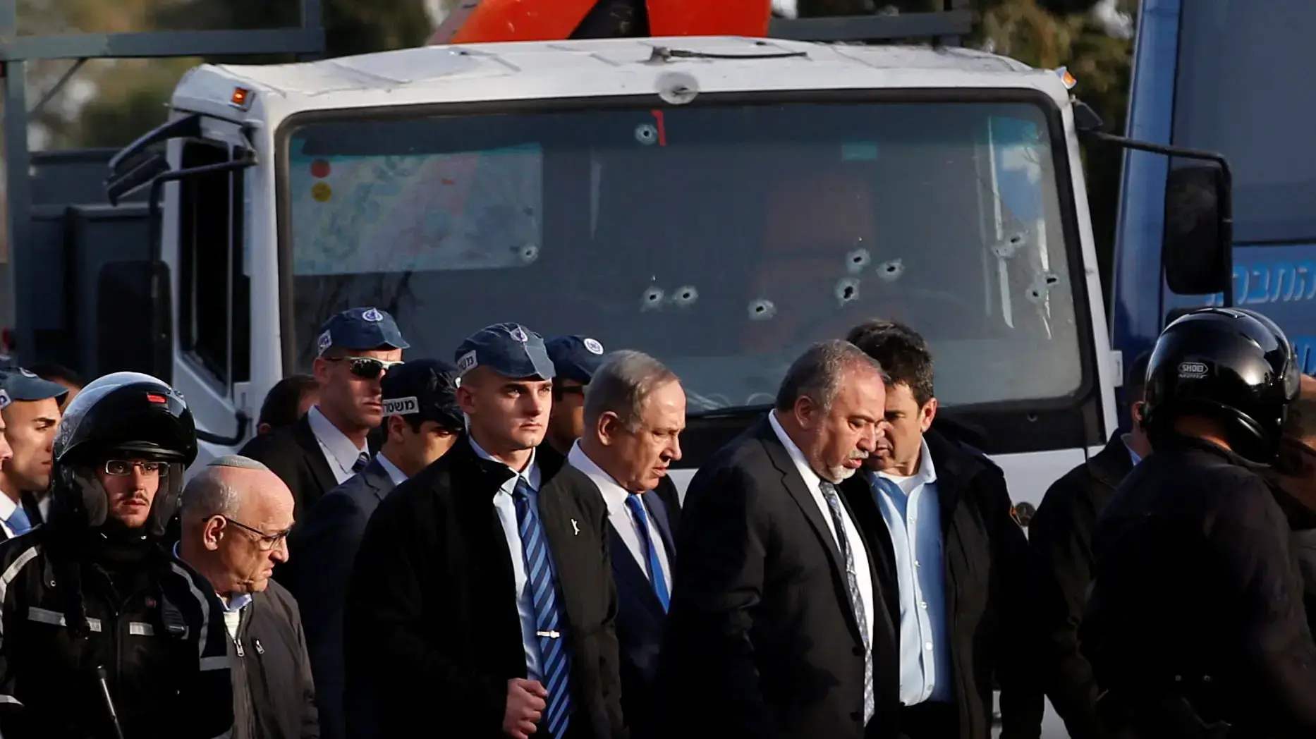 ראש הממשלה בנימין נתניהו ושר הביטחון אביגדור ליברמן בזירת הפיגוע בירושלים, 8 בינואר 2017 ראש הממשלה בנימין נתניהו ושר הביטחון אביגדור ליברמן בזירת הפיגוע בירושלים, 8 בינואר 2017