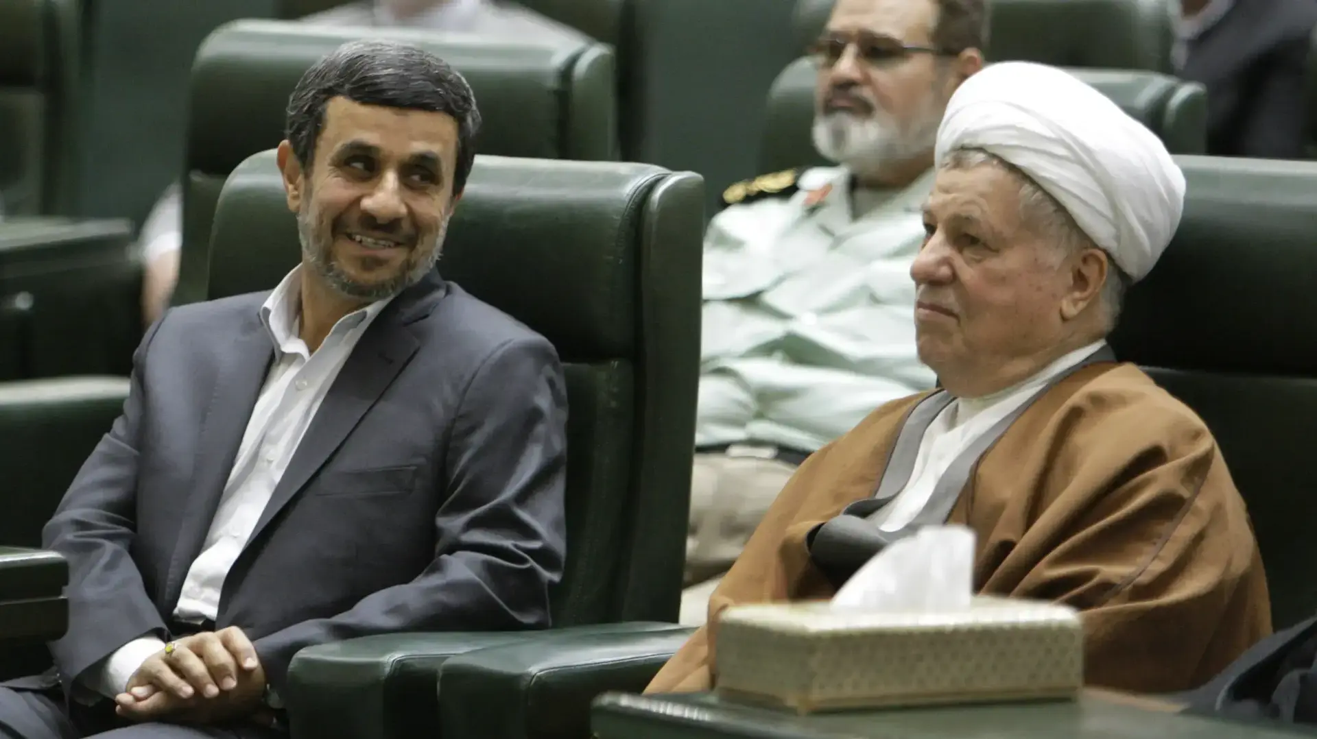 נשיא איראן לשעבר מחמוד אחמדיניג'אד ועלי אכבר האשמי רפסנג'אני בטהרן, איראן. מאי 2012 נשיא איראן לשעבר מחמוד אחמדיניג'אד ועלי אכבר האשמי רפסנג'אני בטהרן, איראן. מאי 2012