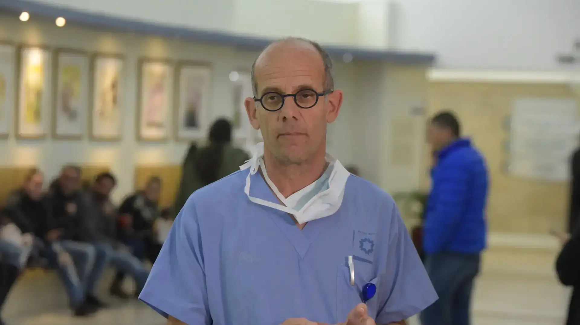 עופר מרין מדווח על מצב הפצועים מפיגוע הדריסה בארמון הנציב בירושלים, בית חולים שערי צדק. ינואר 2017 עופר מרין מדווח על מצב הפצועים מפיגוע הדריסה בארמון הנציב בירושלים, בית חולים שערי צדק. ינואר 2017