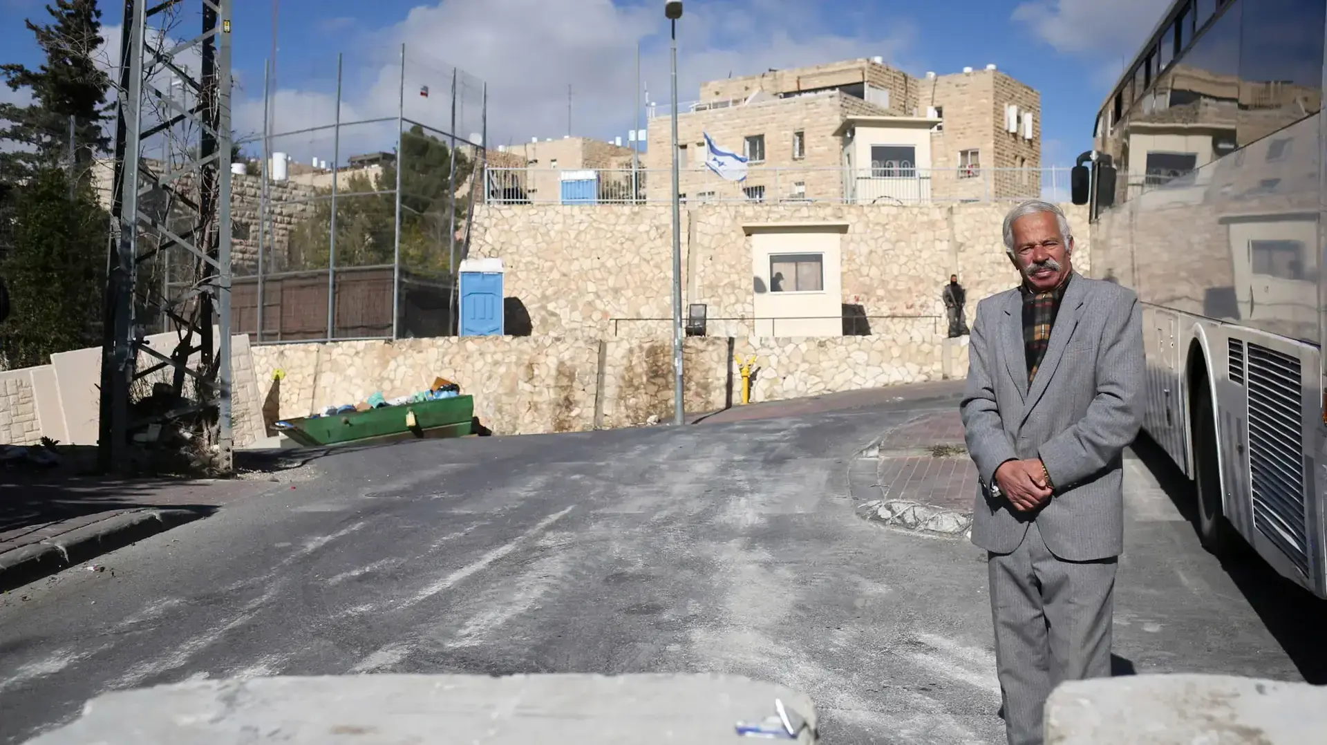 איסמעיל, תושב השכונה - לאחר פיגוע הדריסה בארמון הנציב בירושלים, שכונת ג'בל מוכבר. ינואר 2016 איסמעיל, תושב השכונה - לאחר פיגוע הדריסה בארמון הנציב בירושלים, שכונת ג'בל מוכבר. ינואר 2016