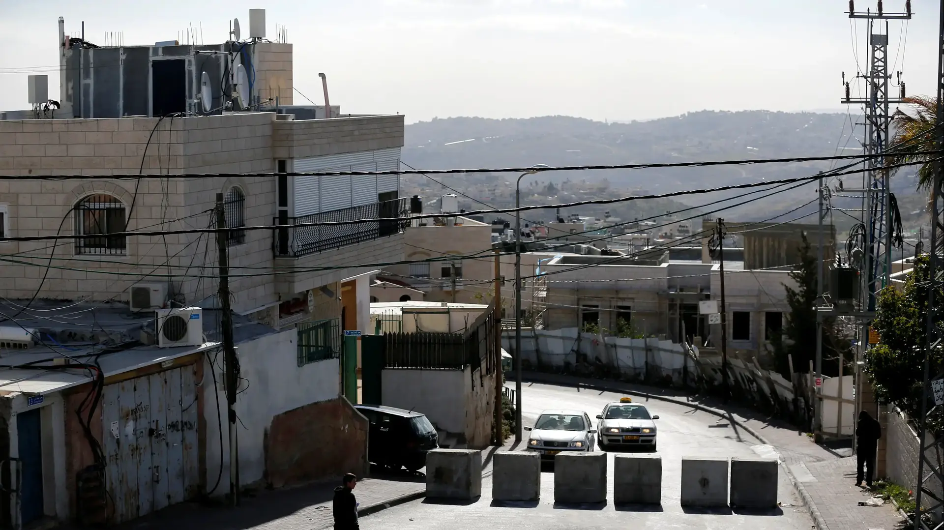 הצבת בטונדות לאחר פיגוע הדריסה בארמון הנציב בירושלים, שכונת ג'בל מוכבר. ינואר 2016 הצבת בטונדות לאחר פיגוע הדריסה בארמון הנציב בירושלים, שכונת ג'בל מוכבר. ינואר 2016