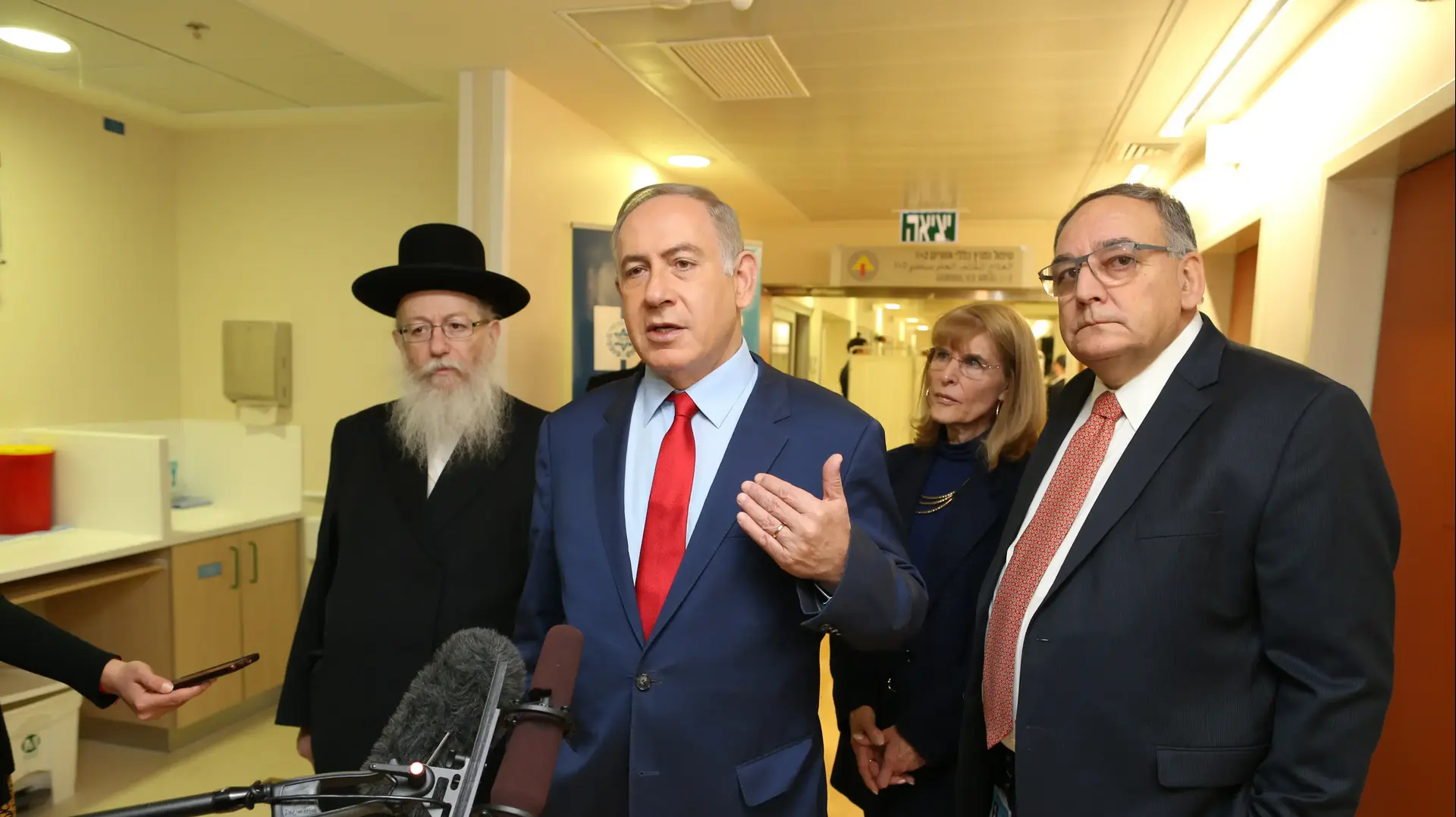 ראש הממשלה בנימין נתניהו ושר הבריאות יעקב ליצמן בביקור הפצועים מפיגוע הדריסה בארמון הנציב, בי"ח הדסה עין כרם, ירושלים. ינואר 2017 ראש הממשלה בנימין נתניהו ושר הבריאות יעקב ליצמן בביקור הפצועים מפיגוע הדריסה בארמון הנציב, בי"ח הדסה עין כרם, ירושלים. ינואר 2017
