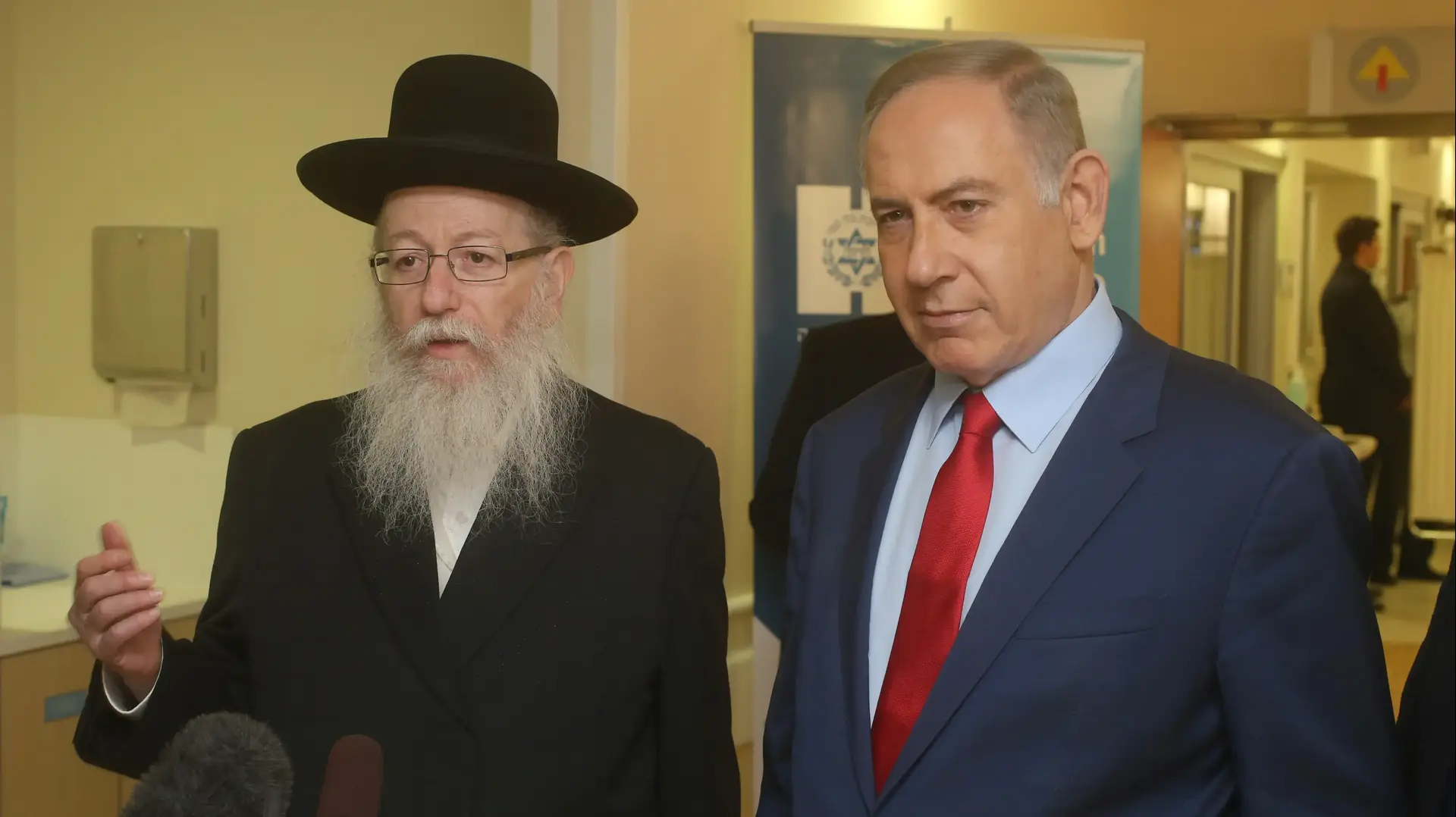 ראש הממשלה בנימין נתניהו ושר הבריאות יעקב ליצמן בביקור הפצועים מפיגוע הדריסה בארמון הנציב, בי"ח הדסה עין כרם, ירושלים. ינואר 2017 ראש הממשלה בנימין נתניהו ושר הבריאות יעקב ליצמן בביקור הפצועים מפיגוע הדריסה בארמון הנציב, בי"ח הדסה עין כרם, ירושלים. ינואר 2017