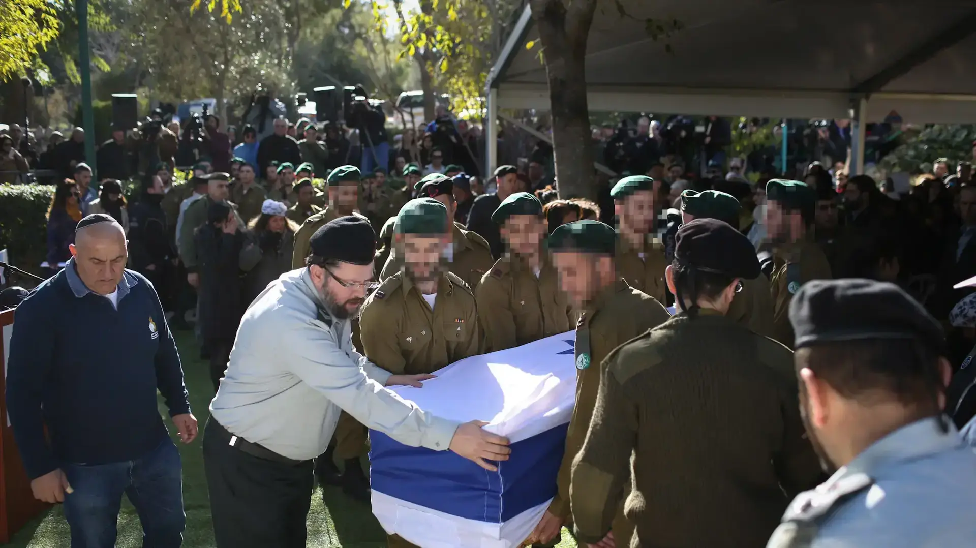 הלוויתה של שיר חג'אג' שנהרגה בפיגוע הדריסה בארמון הנציב בירושלים, בית עלמין הר הרצל, ירושלים. ינואר 2017 הלוויתה של שיר חג'אג' שנהרגה בפיגוע הדריסה בארמון הנציב בירושלים, בית עלמין הר הרצל, ירושלים. ינואר 2017