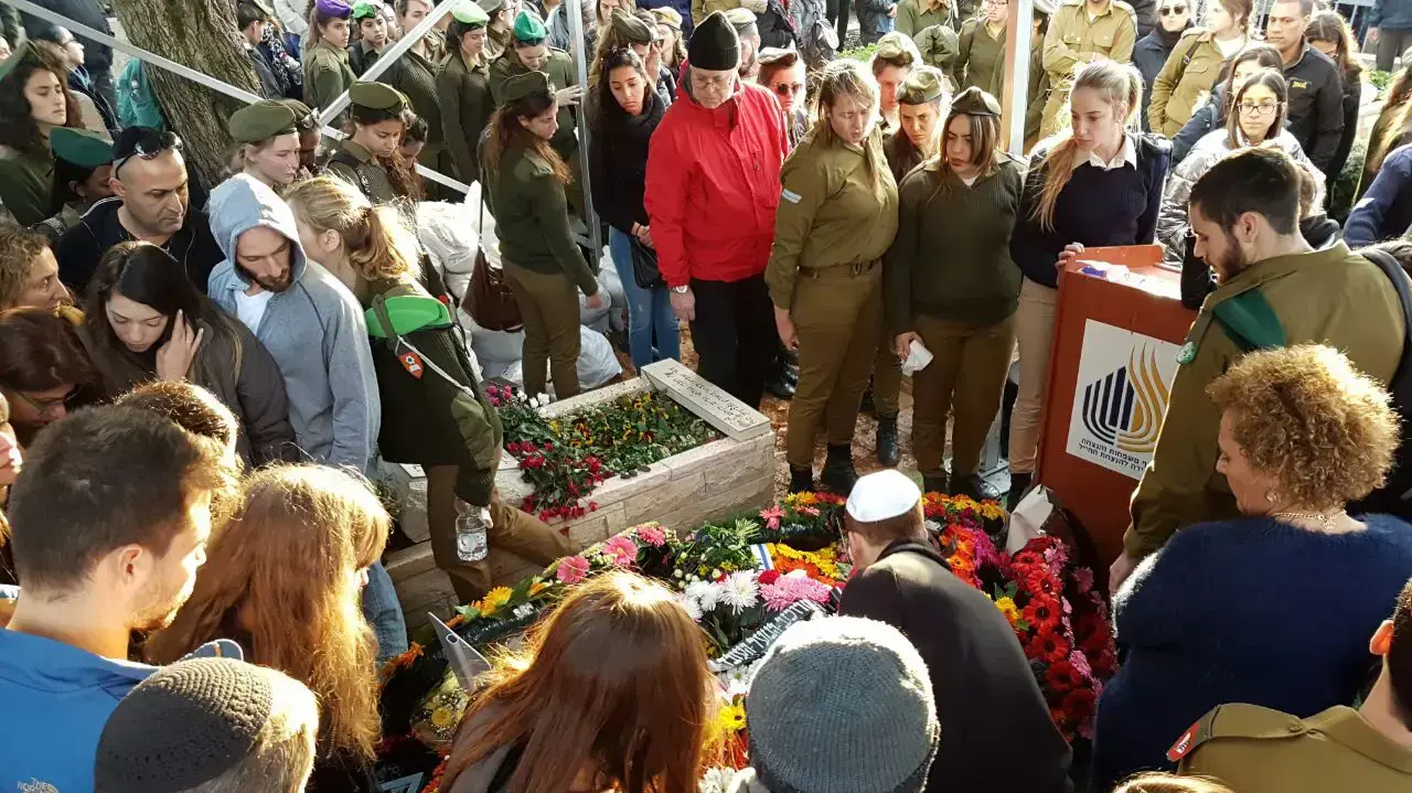 קברה של סג"ם יעל יקותיאל , צוערת בקורס קצינים שנהרגה בפיגוע הדריסה בשכונת ארמון הנציב בירושלים, 9 בינואר 2017 קברה של סג"ם יעל יקותיאל , צוערת בקורס קצינים שנהרגה בפיגוע הדריסה בשכונת ארמון הנציב בירושלים, 9 בינואר 2017