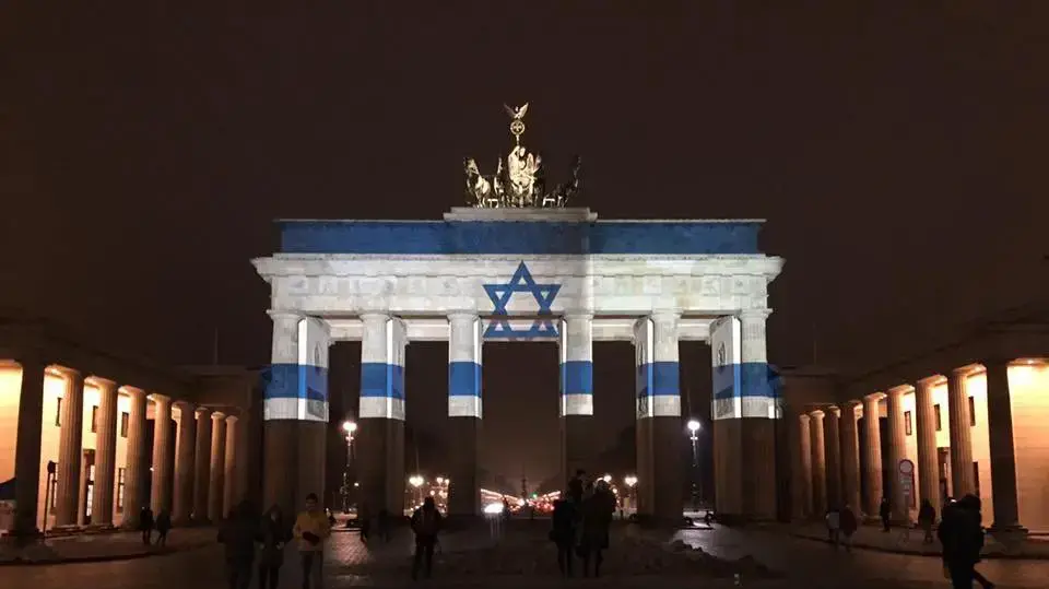שער ברנדנברג מואר בדגל ישראל בעקבות פיגוע הדריסה בירושלים אמש, 9 בינואר 2017 שער ברנדנברג מואר בדגל ישראל בעקבות פיגוע הדריסה בירושלים אמש, 9 בינואר 2017