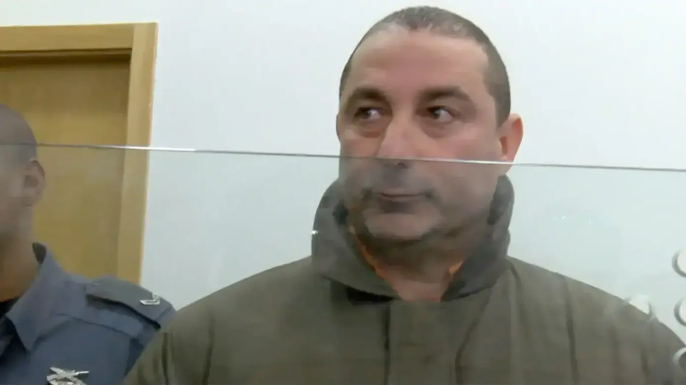 ג'קי בן זקן במדי אסיר במחוזי תל אביב