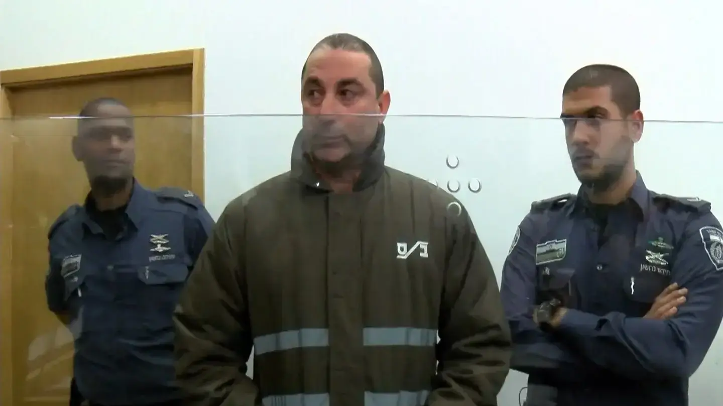 ג'קי בן זקן במדי אסיר במחוזי תל אביב ג'קי בן זקן במדי אסיר במחוזי תל אביב