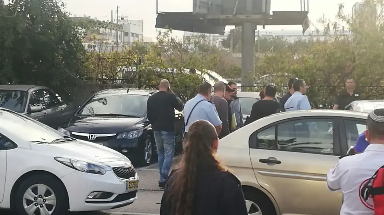 זירת הפיצוץ במכוניתה של הזמרת מרגולית צנעני בחניון באזור, 10 בינואר 2017 זירת הפיצוץ במכוניתה של הזמרת מרגולית צנעני בחניון באזור, 10 בינואר 2017