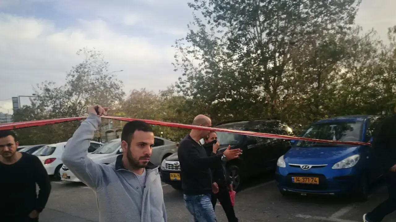 זירת הפיצוץ במכוניתה של הזמרת מרגולית צנעני בחניון באזור, 10 בינואר 2017 זירת הפיצוץ במכוניתה של הזמרת מרגולית צנעני בחניון באזור, 10 בינואר 2017
