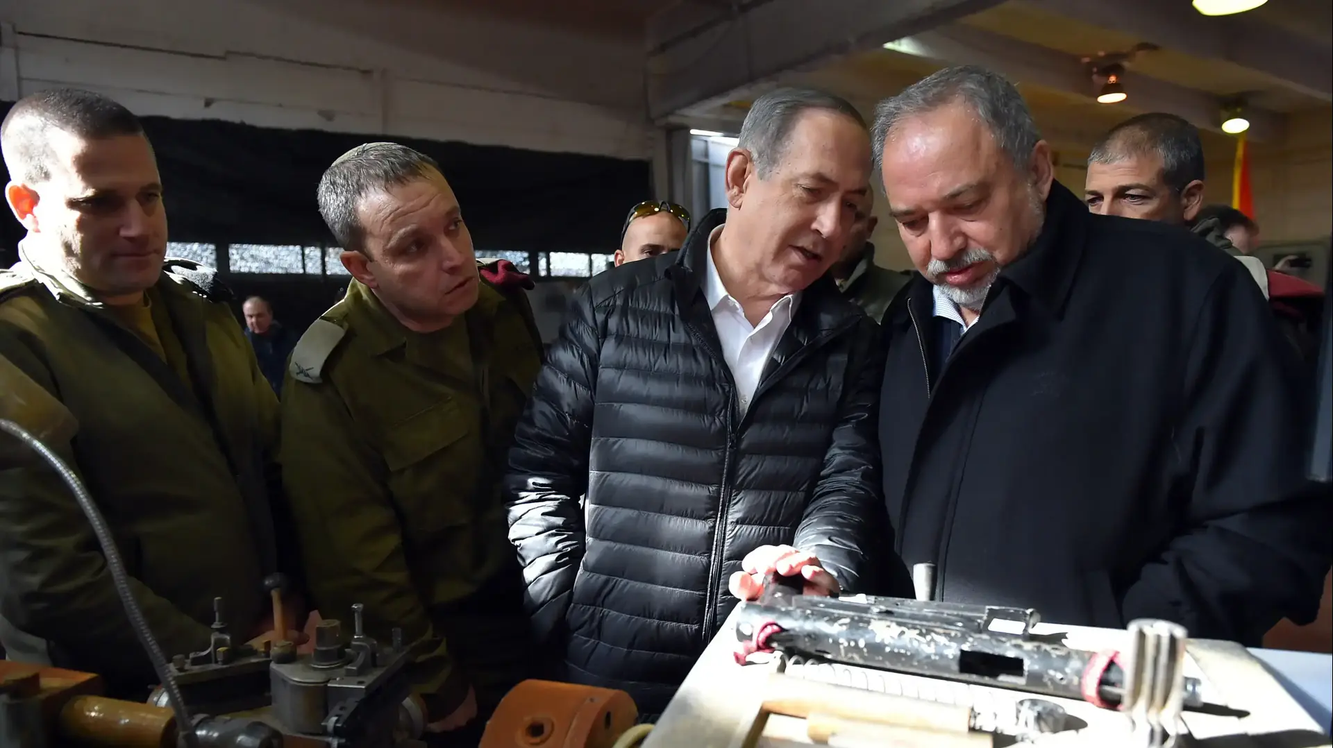 ראש הממשלה בנימין נתניהו שר הביטחון אביגדור ליברמן והרמטכ"ל גדי איזנקוט בביקור באוגדת איו"ש בבית אל, 10 בינואר 2017 ראש הממשלה בנימין נתניהו שר הביטחון אביגדור ליברמן והרמטכ"ל גדי איזנקוט בביקור באוגדת איו"ש בבית אל, 10 בינואר 2017