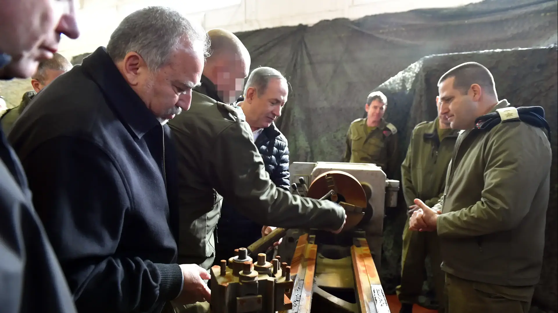 ראש הממשלה בנימין נתניהו שר הביטחון אביגדור ליברמן והרמטכ"ל גדי איזנקוט בביקור באוגדת איו"ש בבית אל, 10 בינואר 2017 ראש הממשלה בנימין נתניהו שר הביטחון אביגדור ליברמן והרמטכ"ל גדי איזנקוט בביקור באוגדת איו"ש בבית אל, 10 בינואר 2017