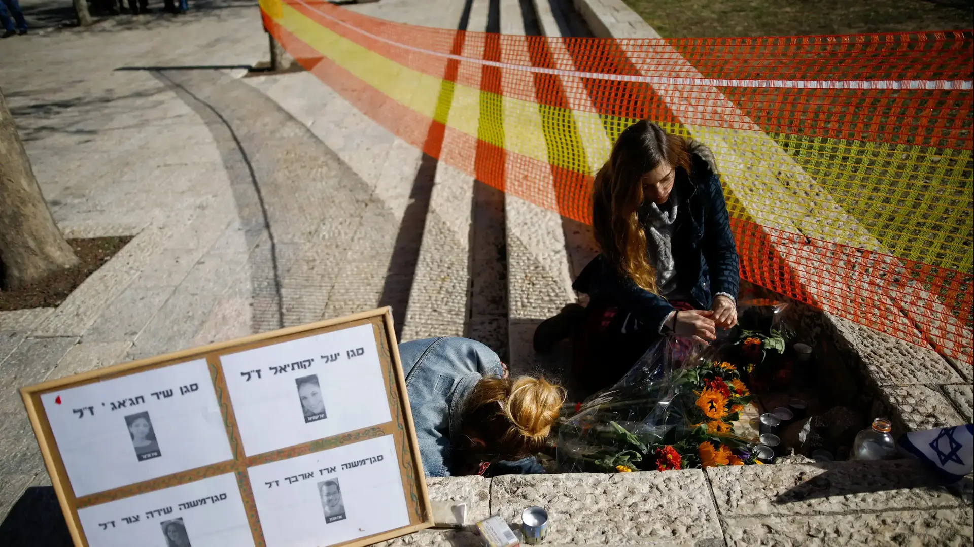 אנדרטה זמנית הוצבה בזירת פיגוע הדריסה בטיילת ארמון הנציב בירושלים לזכר 4 החיילים ההרוגים, 9 בינואר 2017 אנדרטה זמנית הוצבה בזירת פיגוע הדריסה בטיילת ארמון הנציב בירושלים לזכר 4 החיילים ההרוגים, 9 בינואר 2017