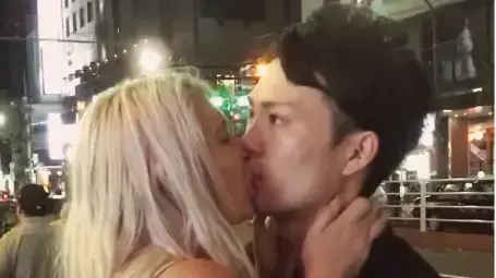 מנשקת גברים אסייתים