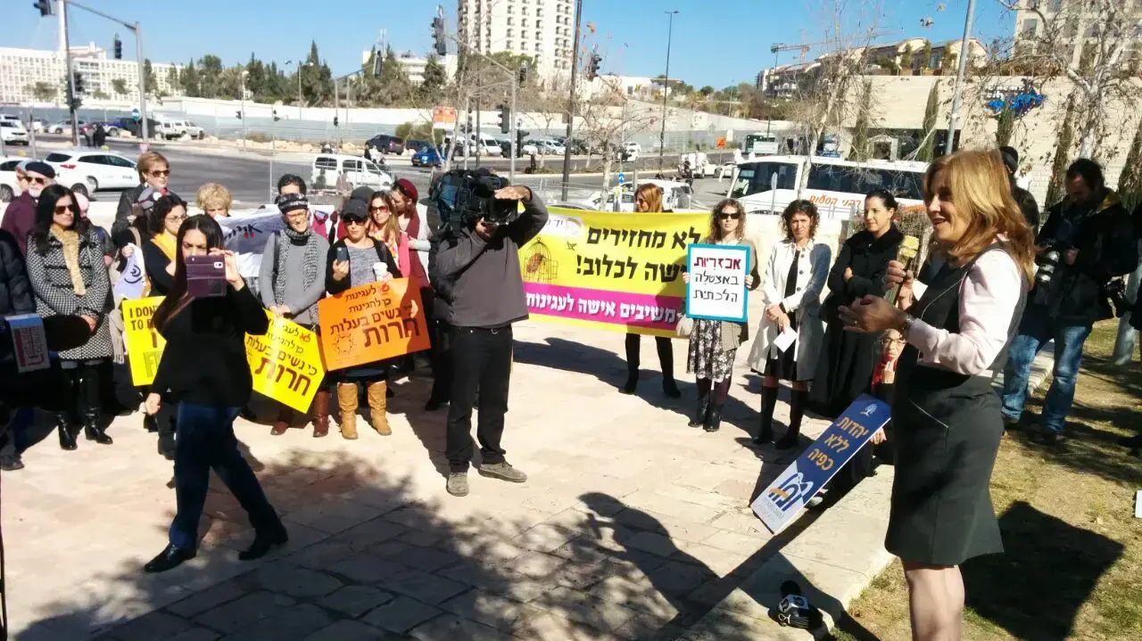 הפגנת נשים נגד כוונת בית הדין הרבני הגדול לדון מחדש בגט שהוענק לאישה שבעלה בתרדמת, מחוץ לבימ"ש העליון, ירושלים. ינואר 2017