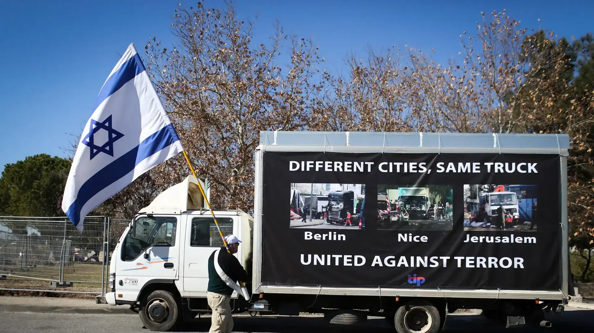 משאית דיפלומטית נגד הטרור, זירת פיגוע הדריסה בטיילת ארמון הנציב, ירושלים. ינואר 2017 משאית דיפלומטית נגד הטרור, זירת פיגוע הדריסה בטיילת ארמון הנציב, ירושלים. ינואר 2017