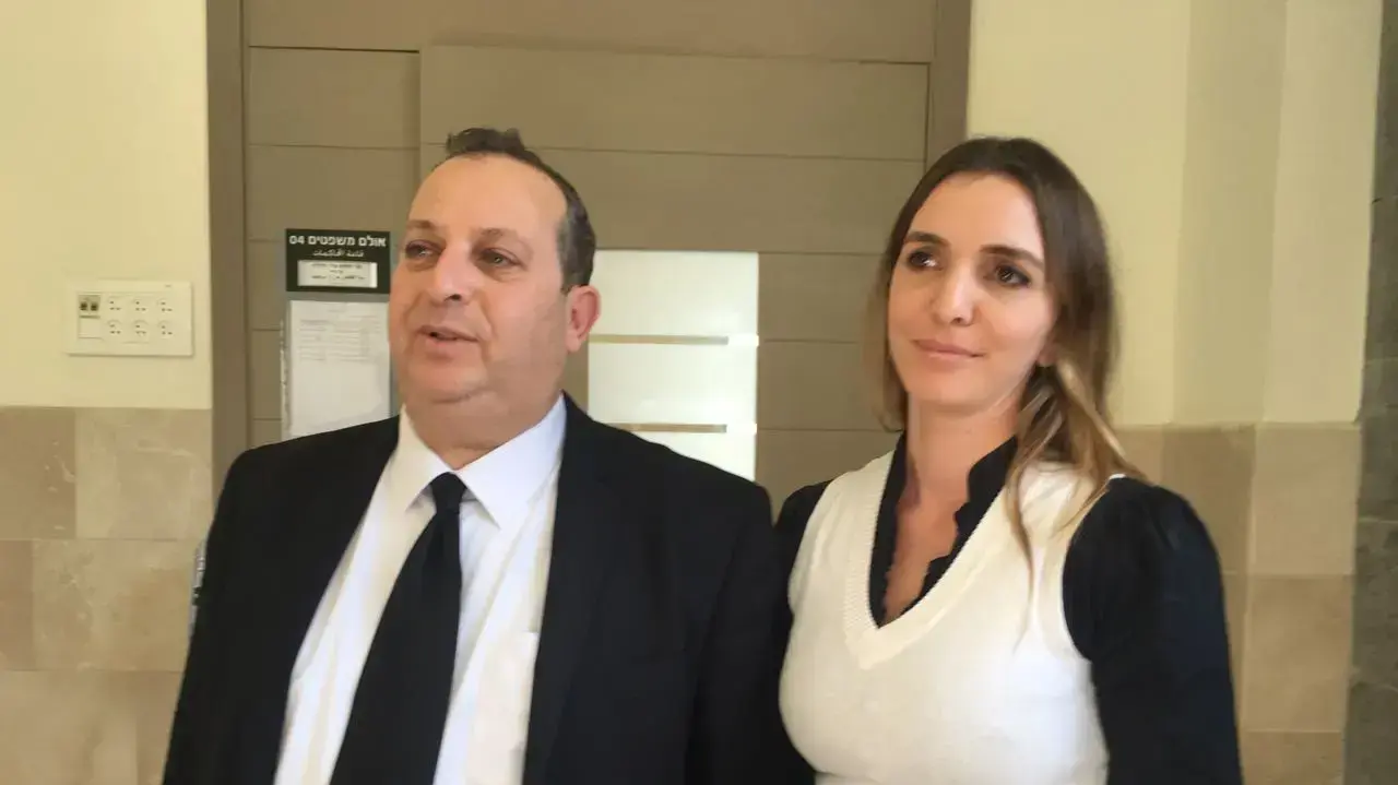 רונן יאיר ויראת בנדלק, עורכי דינו של המנהל מהצפון שחשוד במעשים מגונים, בימ"ש השלום קריית שמונה. ינואר 2017 רונן יאיר ויראת בנדלק, עורכי דינו של המנהל מהצפון שחשוד במעשים מגונים, בימ"ש השלום קריית שמונה. ינואר 2017