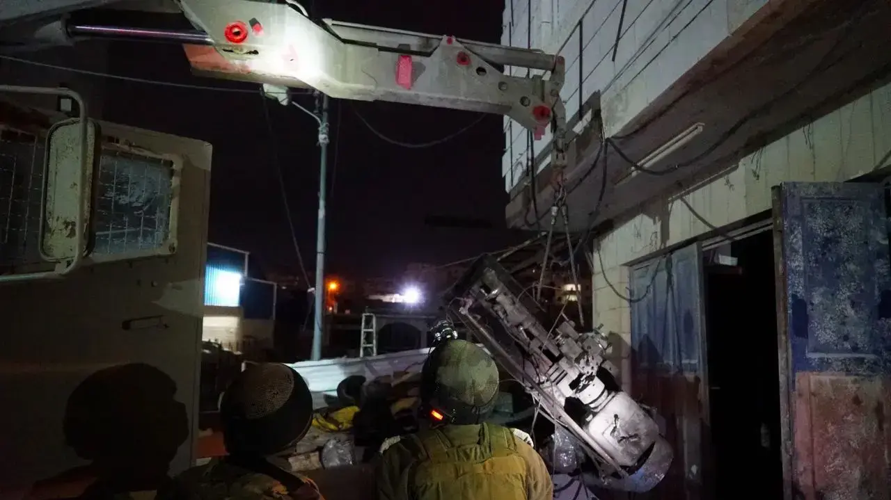 מבצע של חיילי צה"ל בחברון שמטרתו למצוא אמצעי לחימה אצל הפלסטינים בעיר, 12 בינואר 2017 מבצע של חיילי צה"ל בחברון שמטרתו למצוא אמצעי לחימה אצל הפלסטינים בעיר, 12 בינואר 2017