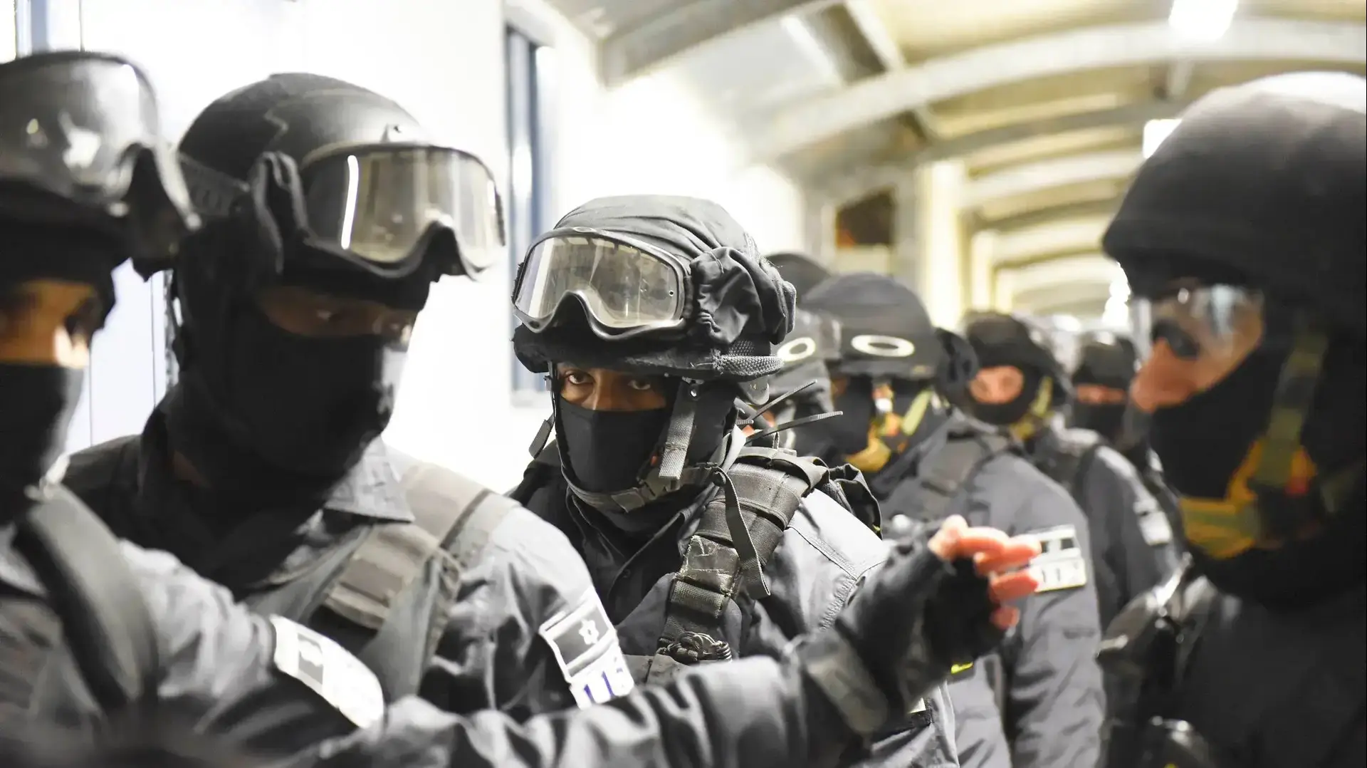 כוח מיוחד של השב"ס לפניי פריצה לתא של אסירים בכלא נפחא, 11 בינואר 2017 כוח מיוחד של השב"ס לפניי פריצה לתא של אסירים בכלא נפחא, 11 בינואר 2017
