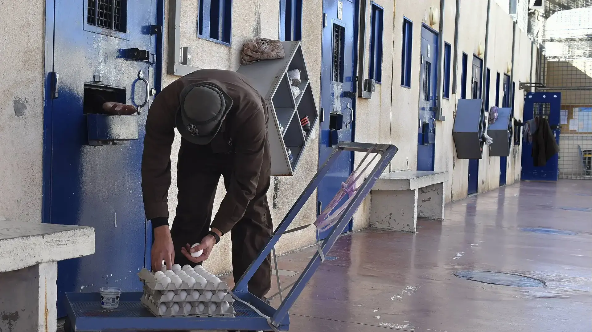 חלוקת מזון לאסירים ביטחוניים בכלא נפחא, 11 בינואר 2017