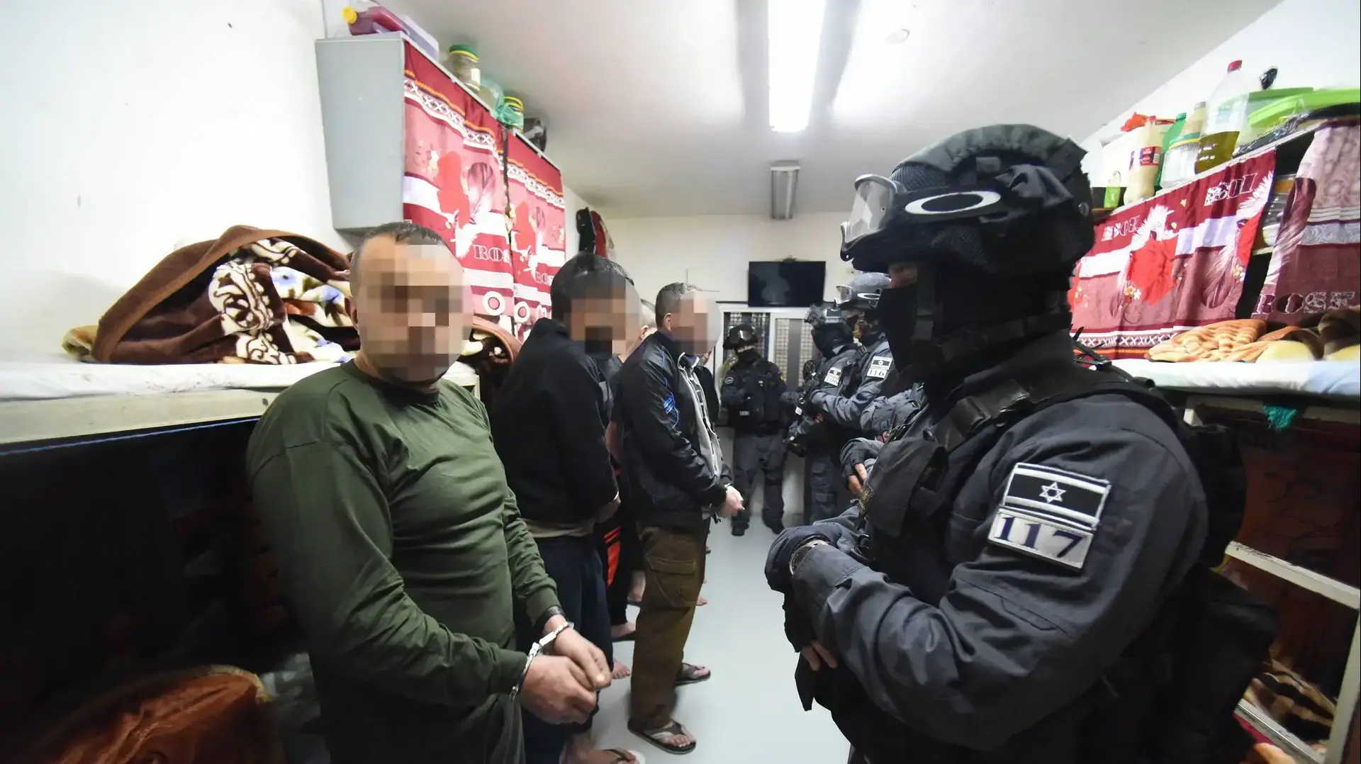 אסירים מול כוח מיוחד של שב"ס לאחר פריצה לתאיהם בכלא נפחא, 11 בינואר 2017 אסירים מול כוח מיוחד של שב"ס לאחר פריצה לתאיהם בכלא נפחא, 11 בינואר 2017