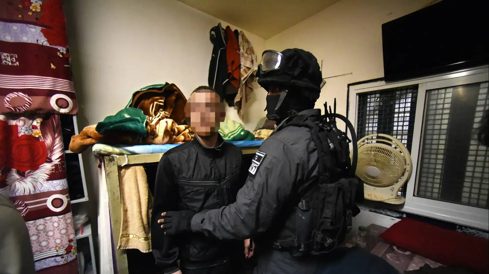 אסירים מול כוח מיוחד של שב"ס לאחר פריצה לתאיהם בכלא נפחא, 11 בינואר 2017 אסירים מול כוח מיוחד של שב"ס לאחר פריצה לתאיהם בכלא נפחא, 11 בינואר 2017