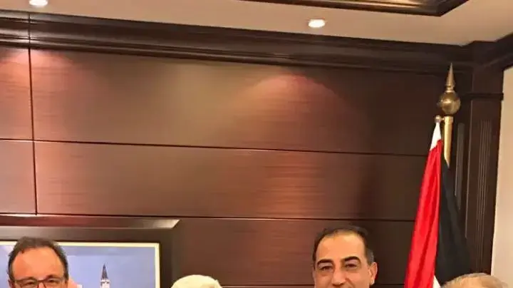 אבו מאזן עם אנשי העסקים עדנאן מג'אלי (משמאל) וארביס ברמאללה, ינואר אבו מאזן עם אנשי העסקים עדנאן מג'אלי (משמאל) וארביס ברמאללה, ינואר