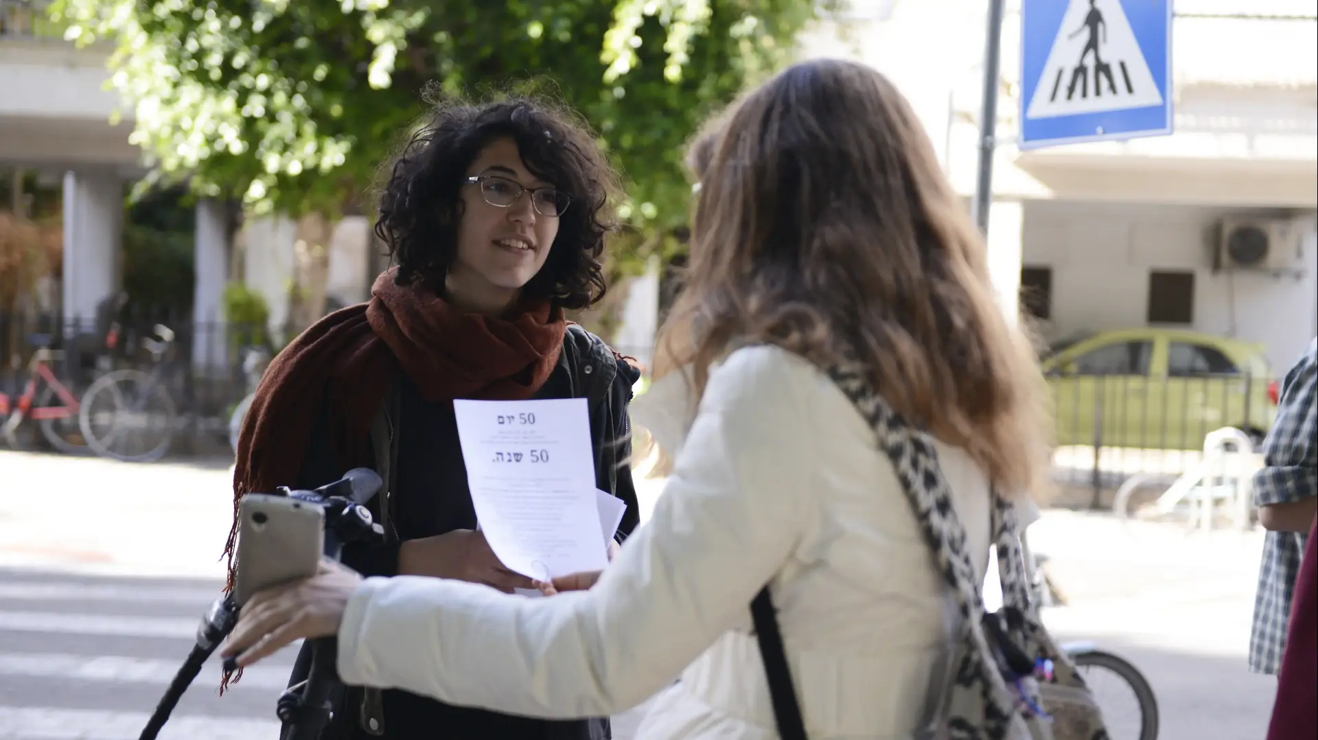עמדת החתמה על עצומת תמיכה בסרבנית המצפון תמר אלון בתיכון עירוני א' בתל אביב, ינואר 2017 עמדת החתמה על עצומת תמיכה בסרבנית המצפון תמר אלון בתיכון עירוני א' בתל אביב, ינואר 2017