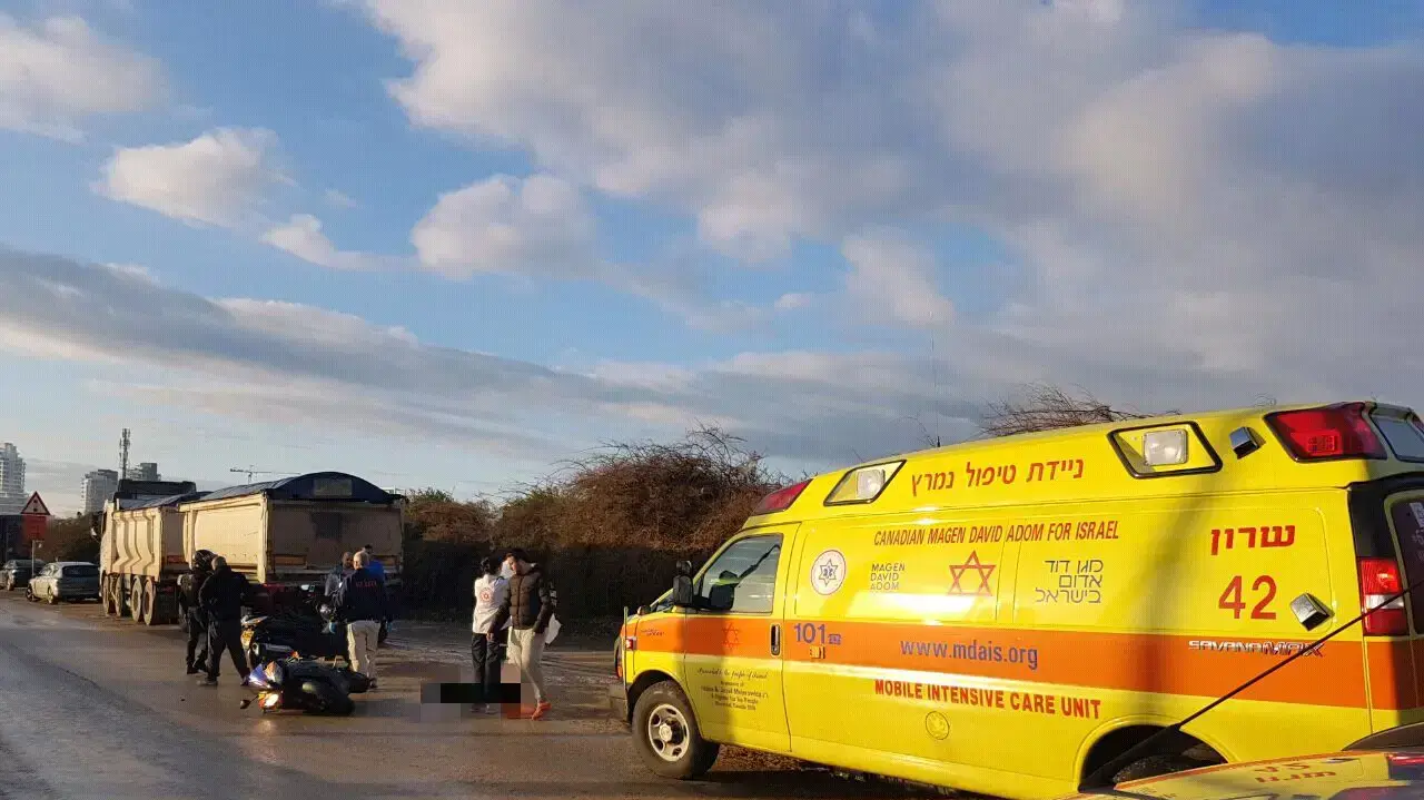זירת התאונה בנתניה שבה נהרג רוכב אופנוע מפגיעת כלי רכב, ינואר 2017 זירת התאונה בנתניה שבה נהרג רוכב אופנוע מפגיעת כלי רכב, ינואר 2017