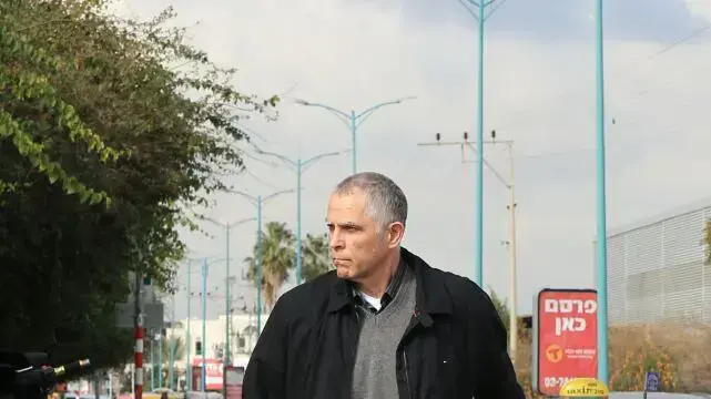 נוני מוזס מגיע לחקירה, מחוץ ללהב 433, לוד. ינואר 2017 נוני מוזס מגיע לחקירה, מחוץ ללהב 433, לוד. ינואר 2017