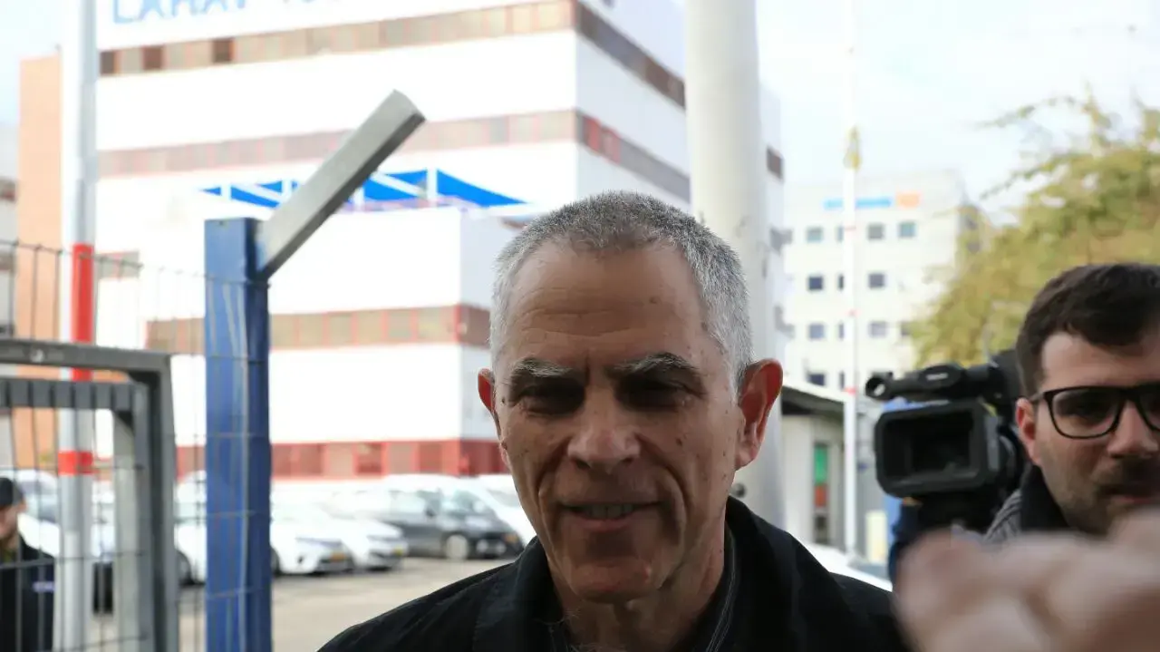 נוני מוזס מגיע לחקירה, מחוץ ללהב 433, לוד. ינואר 2017 נוני מוזס מגיע לחקירה, מחוץ ללהב 433, לוד. ינואר 2017