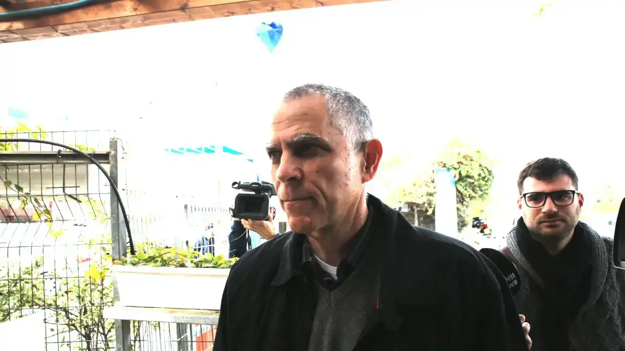 נוני מוזס מגיע לחקירה, מחוץ ללהב 433, לוד. ינואר 2017 נוני מוזס מגיע לחקירה, מחוץ ללהב 433, לוד. ינואר 2017